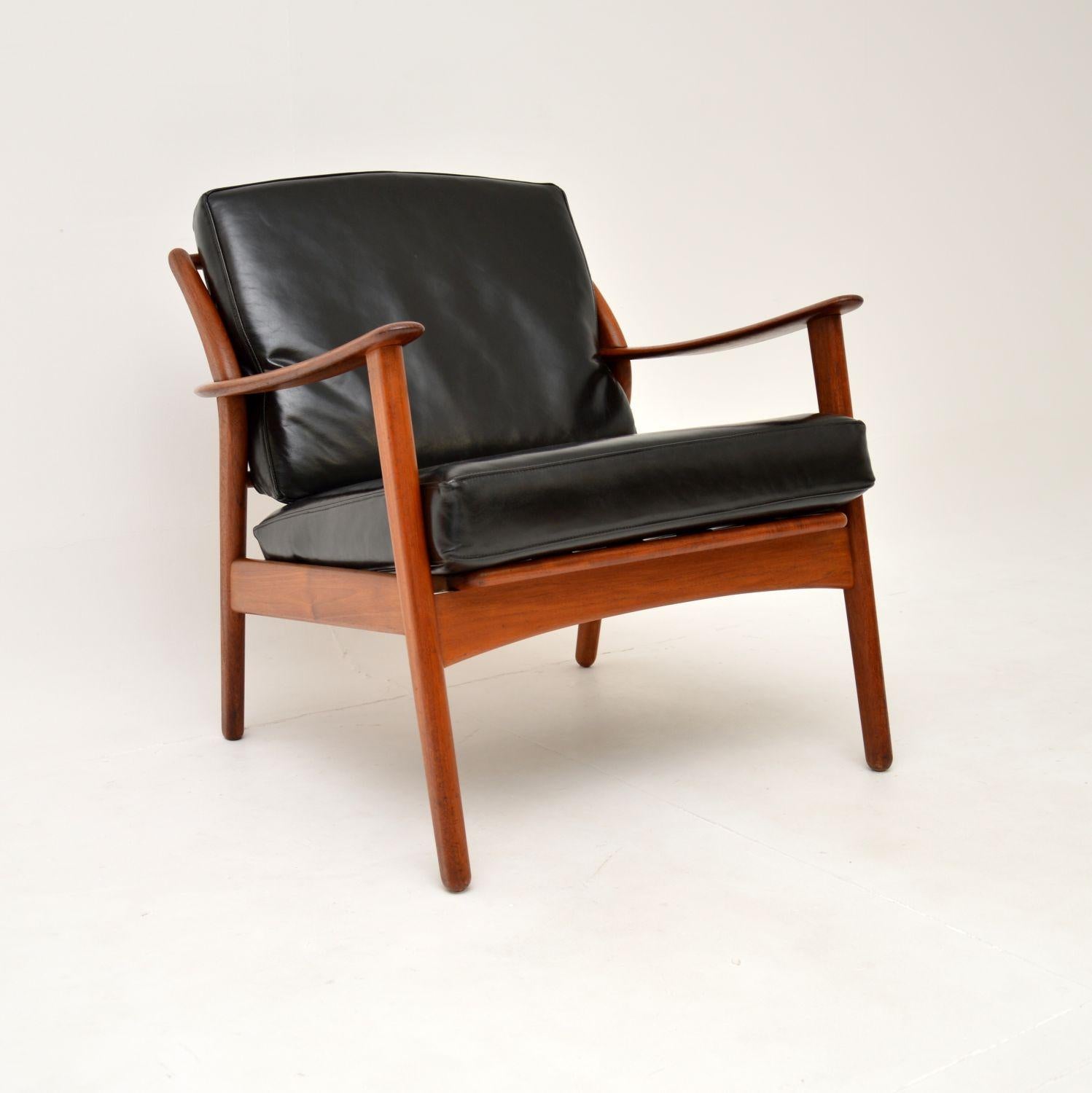 Paire de fauteuils vintage en teck danois des années 1960 par Niels Koefoed Bon état - En vente à London, GB