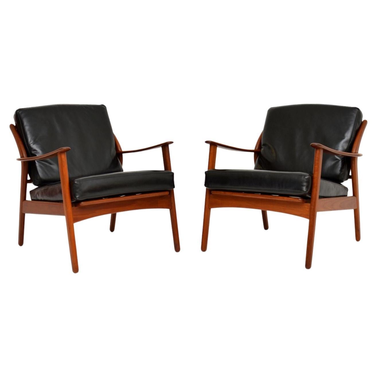 Paire de fauteuils vintage en teck danois des années 1960 par Niels Koefoed en vente
