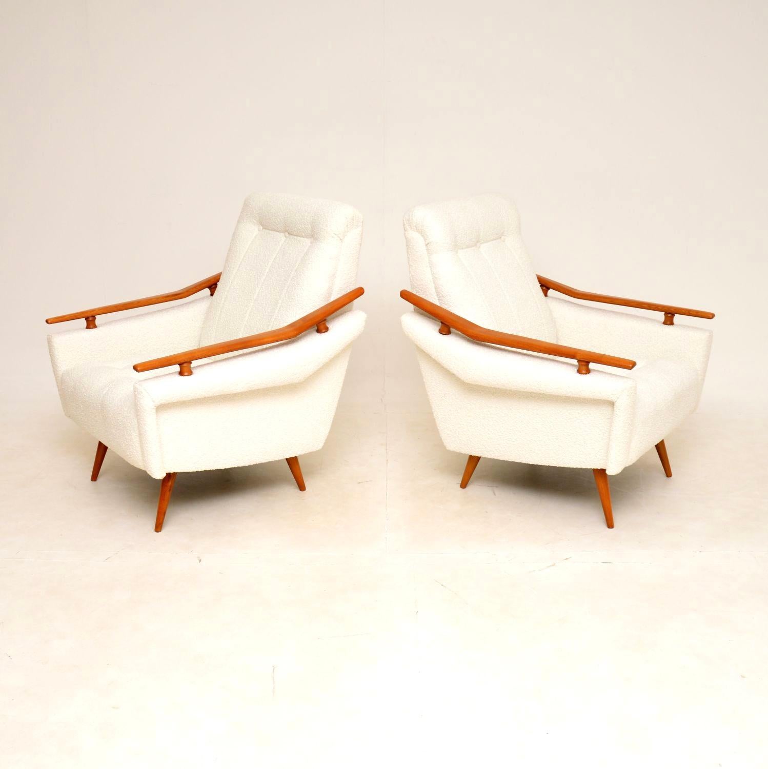 Une superbe et très confortable paire de fauteuils français vintage, datant des années 1960.

La qualité est exceptionnelle, ils sont magnifiquement réalisés avec des bras et des pieds en orme massif. Les sièges et les dossiers sont bien paddés et