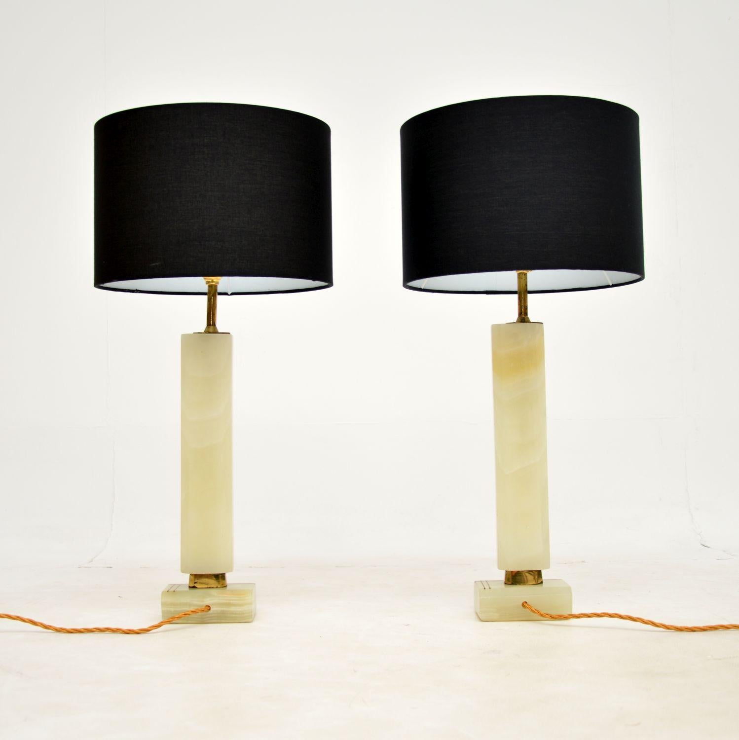 A stylish and very well made pair of vintage table lamps in solid onyx and brass. They were made in France, and date from the 1960-1970s.

The quality is superb, the onyx has beautiful colours and patterns. They have inlaid brass geometric lines,