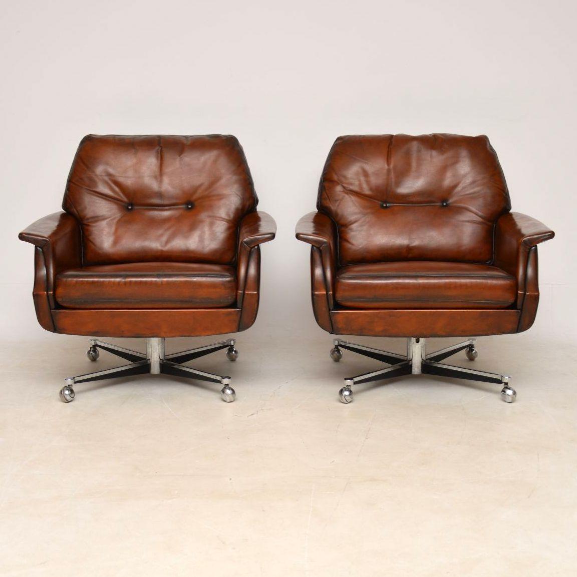 Mid-Century Modern 1960s Pair of Vintage Leather and Chrome Swivel Armchairs