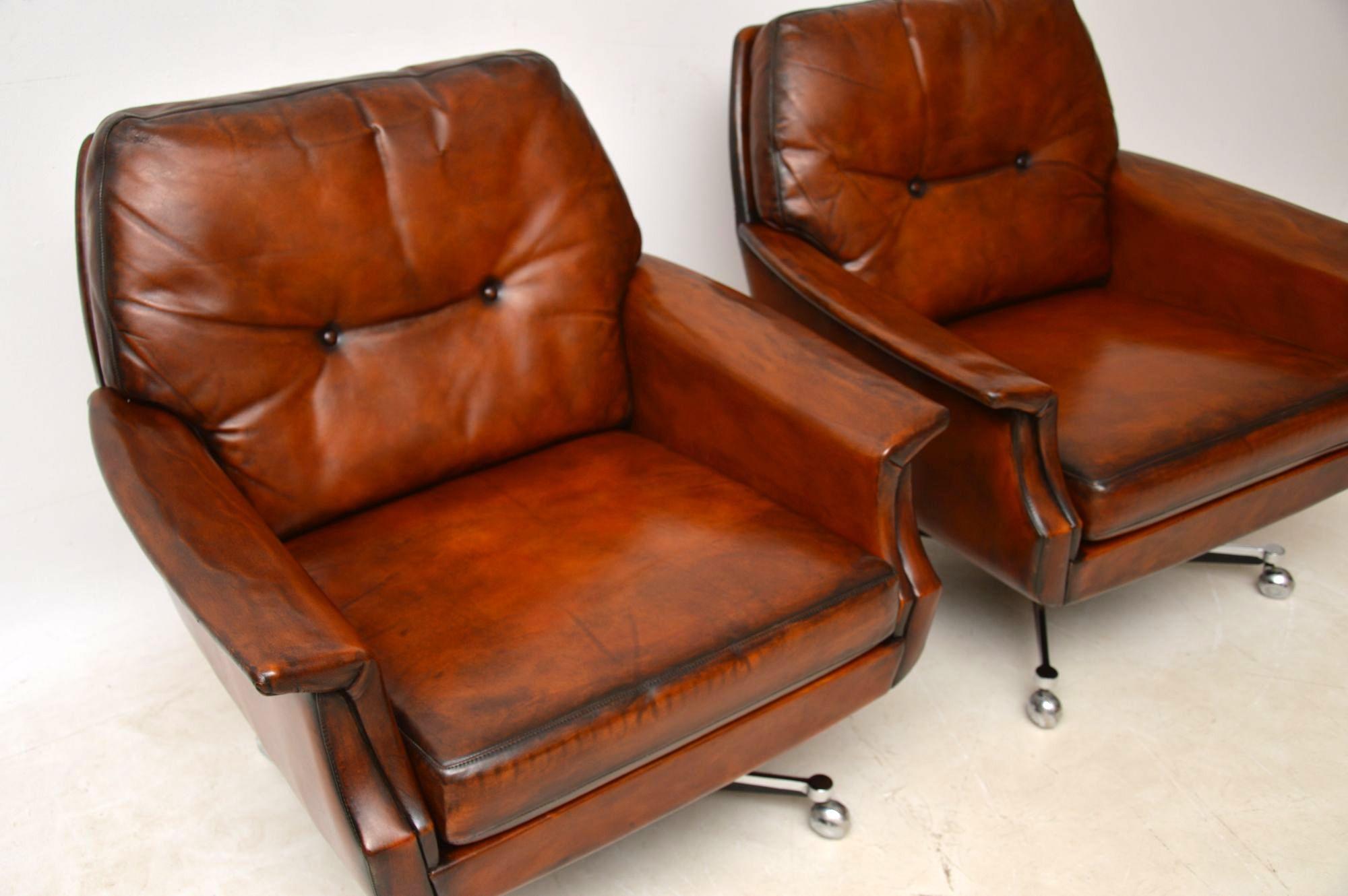 English 1960s Pair of Vintage Leather and Chrome Swivel Armchairs