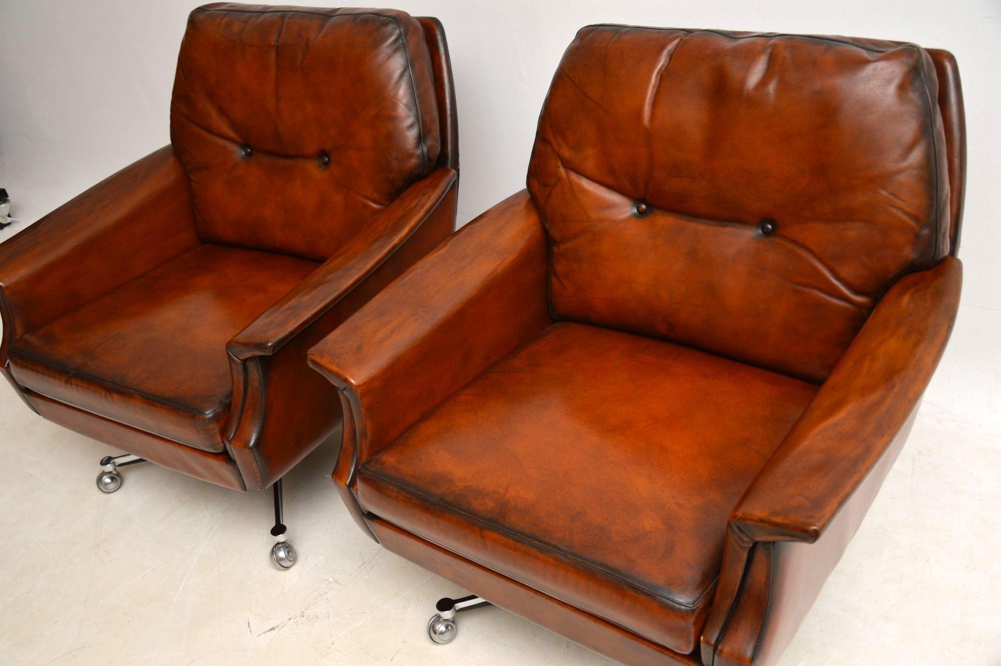 1960s Pair of Vintage Leather and Chrome Swivel Armchairs In Good Condition In London, GB