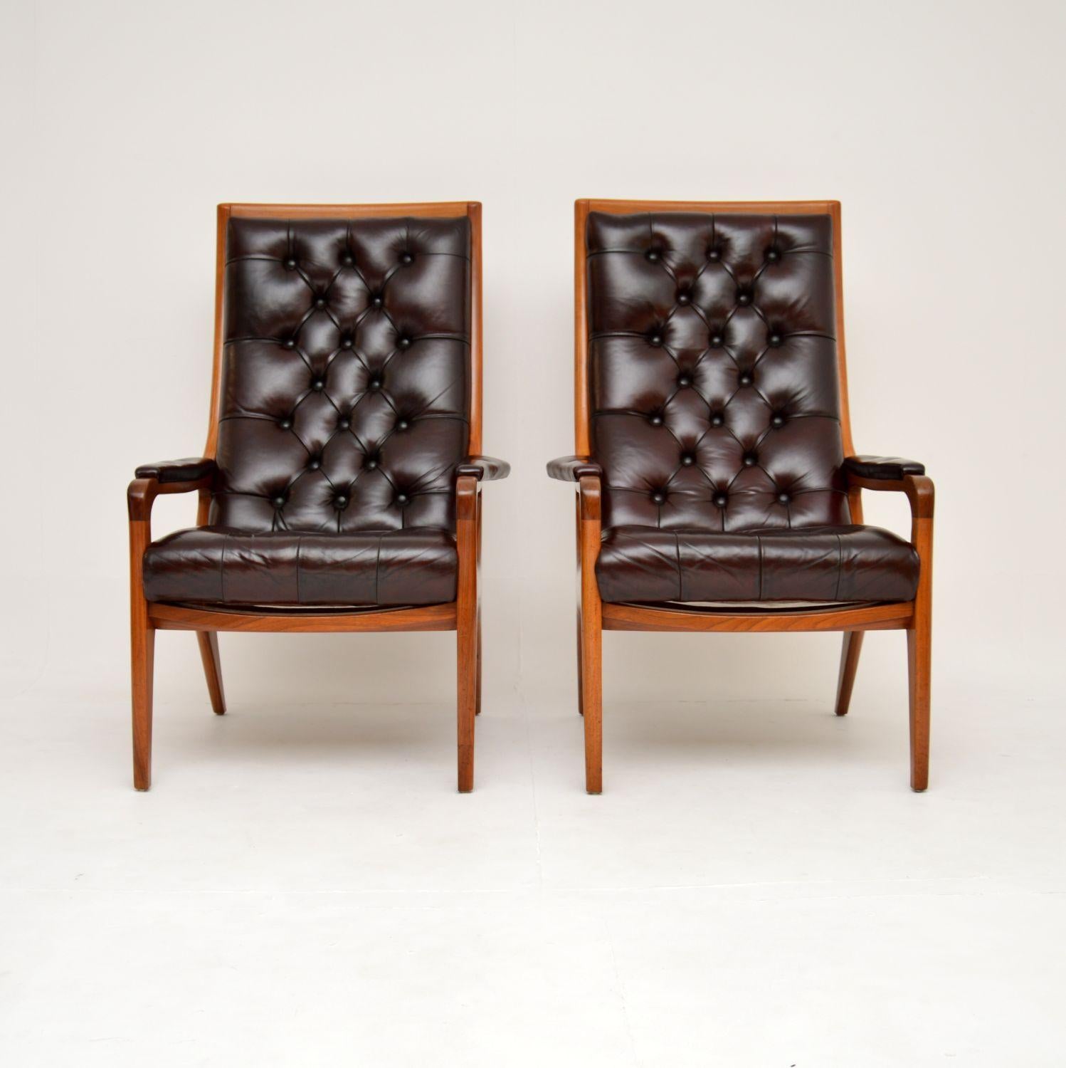 Mid-Century Modern Paire de fauteuils vintage en noyer et cuir par Howard Keith, 1960 en vente