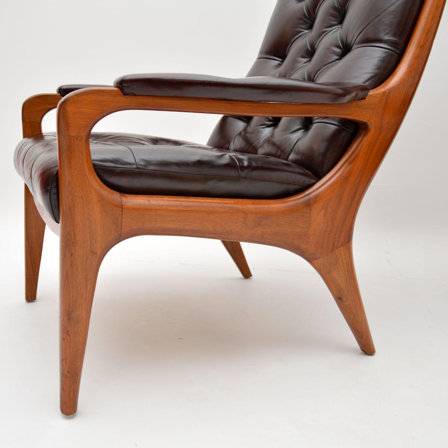 Paire de fauteuils vintage en noyer et cuir par Howard Keith, 1960 en vente 2