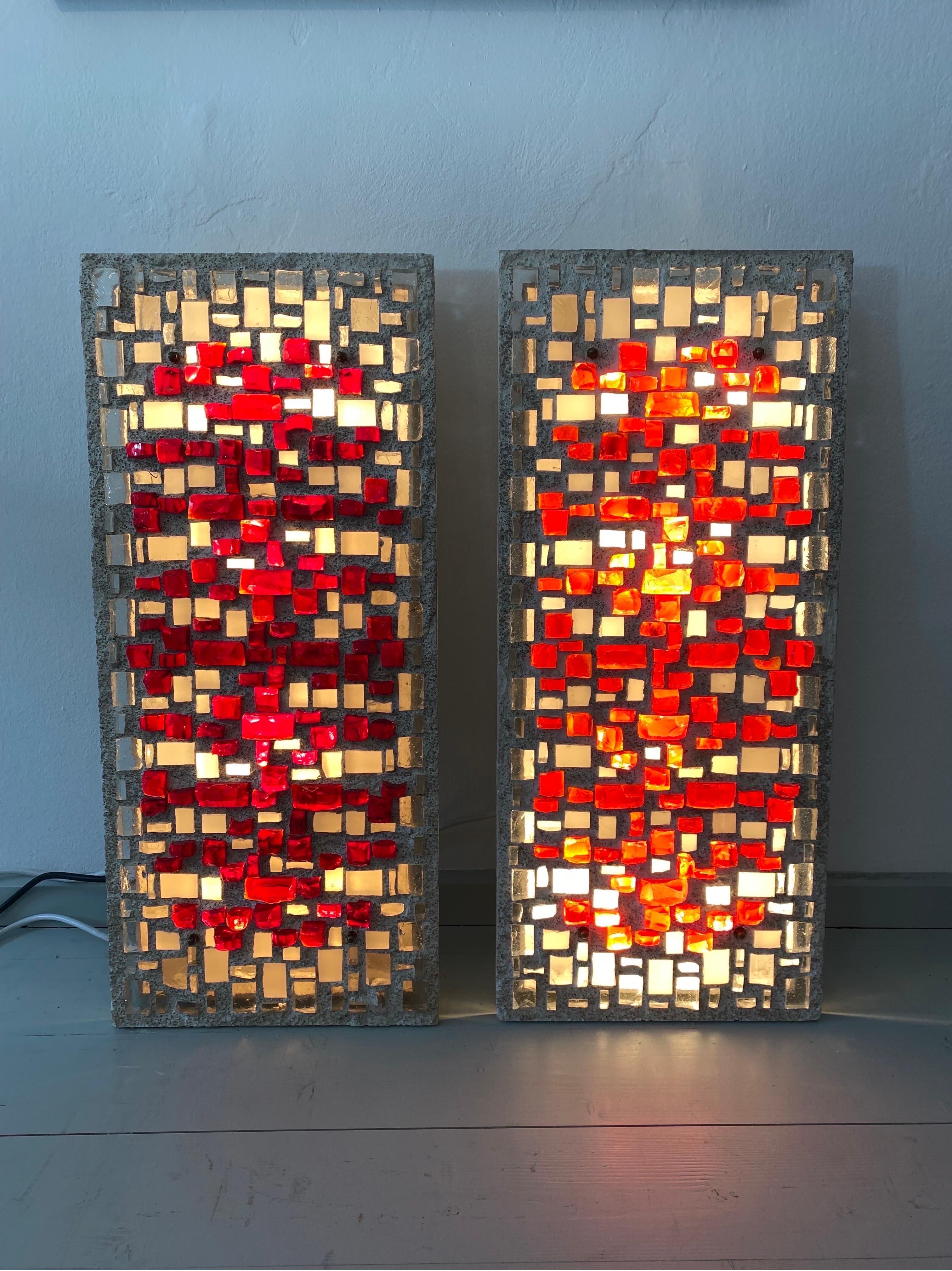 Ein Paar Wandapplikationen aus roten und orangefarbenen Glassteinen, Deutschland, 1960er Jahre im Angebot 1