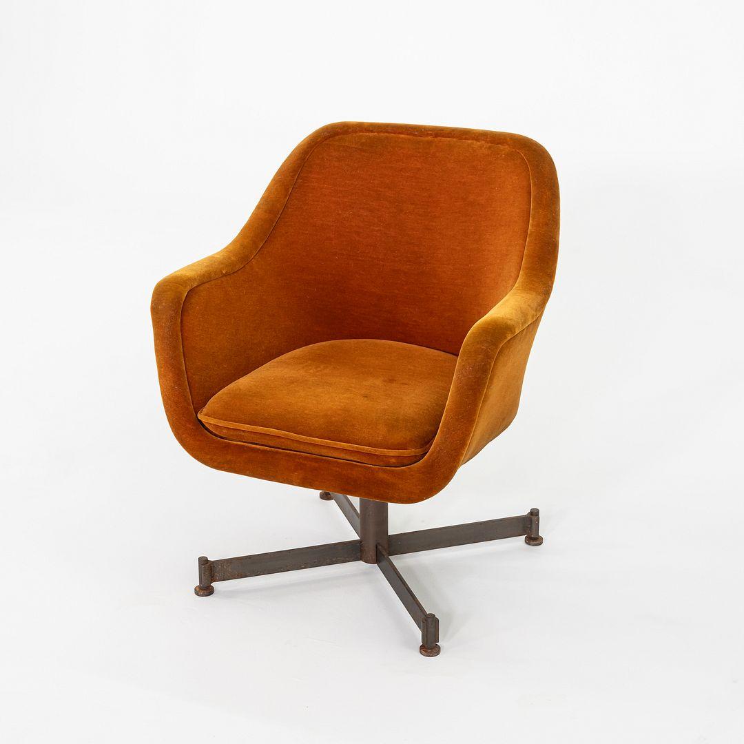 Si tratta di una coppia di Bumper Swivel Lounge Chair, inizialmente disegnate da Ward Bennett e prodotte da Brickel Associates nel 1964. Queste sedie risalgono agli anni '60 e sono tutte originali. Il prezzo di listino comprende la coppia di sedie