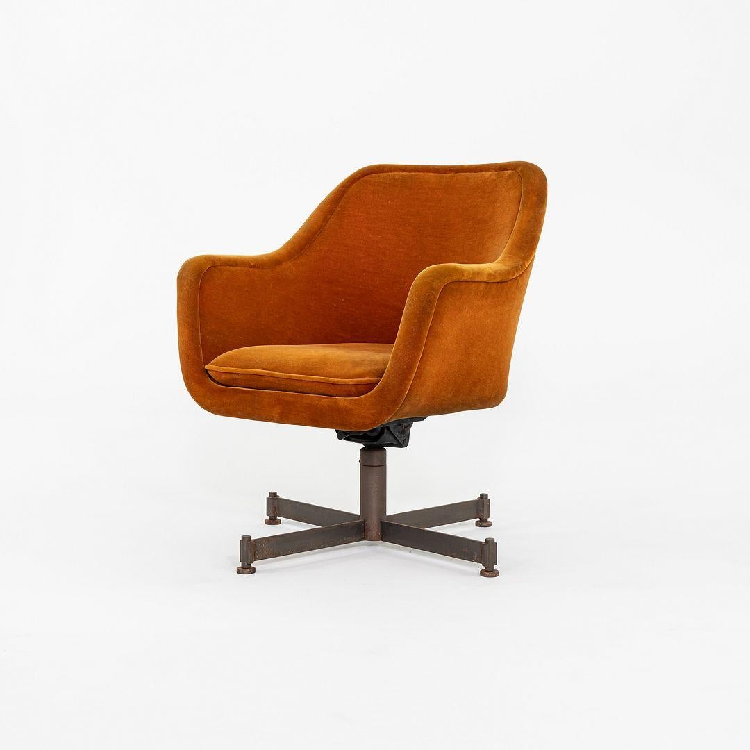 Coppia di poltrone con paraurti Ward Bennett per Brickel Associates degli anni '60 in vendita 2