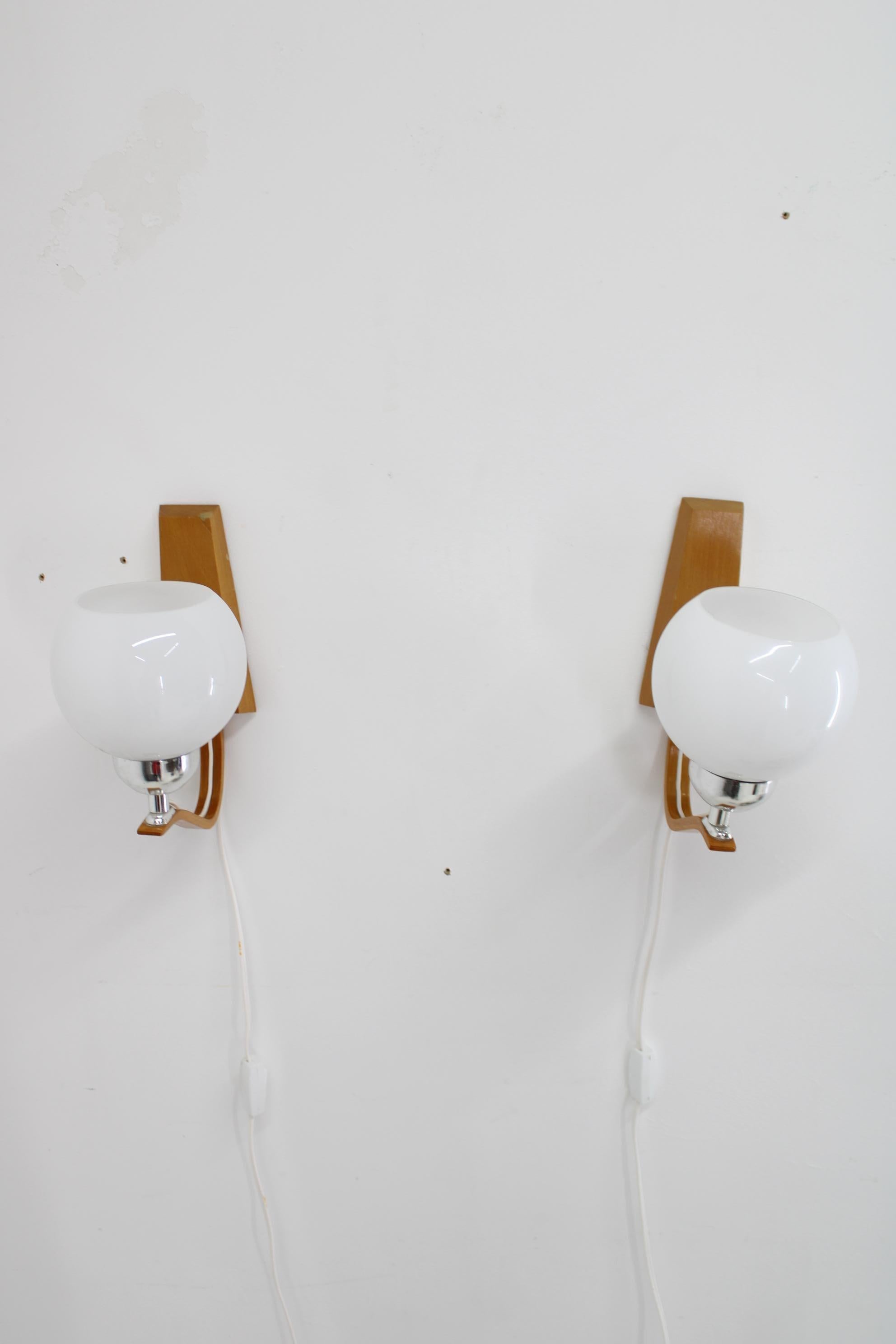 Mid-Century Modern Paire de lampes murales en bois avec abat-jour en verre de Drevo Humpolec, Tchécoslovaque, années 1960 en vente