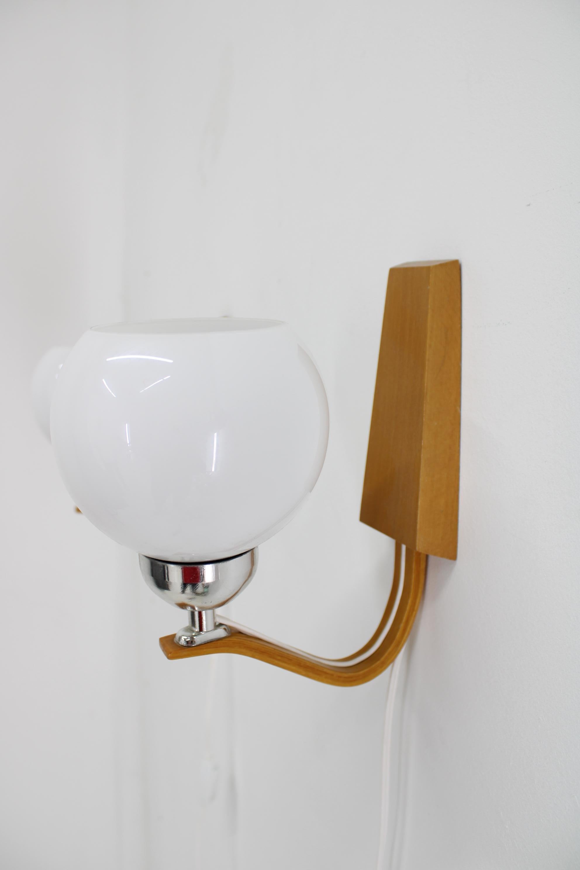 Tchèque Paire de lampes murales en bois avec abat-jour en verre de Drevo Humpolec, Tchécoslovaque, années 1960 en vente