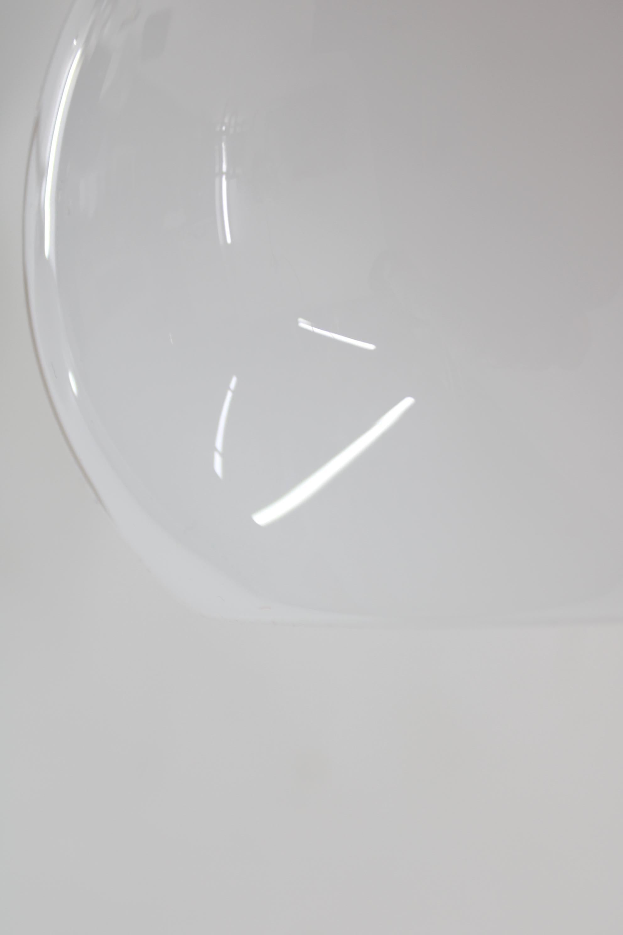Milieu du XXe siècle Paire de lampes murales en bois avec abat-jour en verre de Drevo Humpolec, Tchécoslovaque, années 1960 en vente