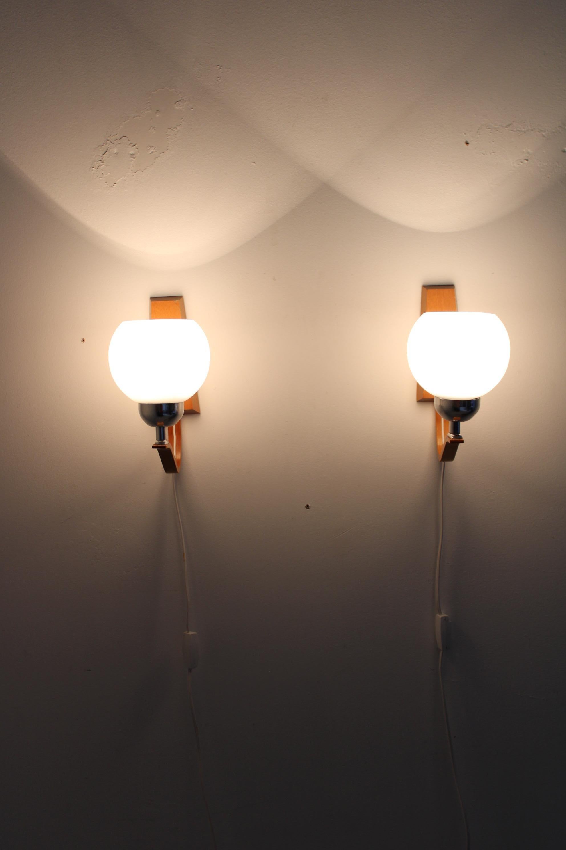 Paire de lampes murales en bois avec abat-jour en verre de Drevo Humpolec, Tchécoslovaque, années 1960 en vente 1