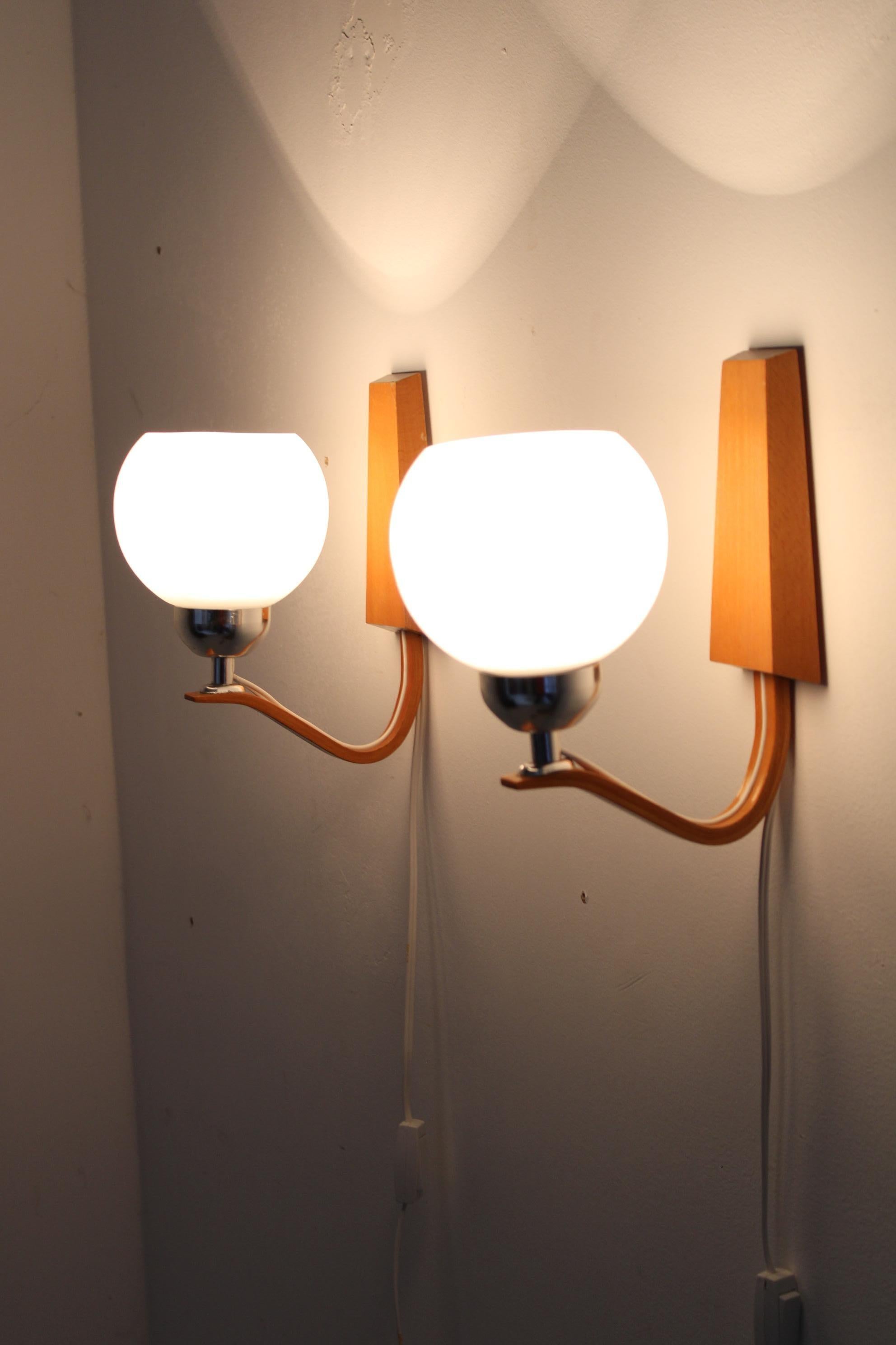 Paire de lampes murales en bois avec abat-jour en verre de Drevo Humpolec, Tchécoslovaque, années 1960 en vente 2