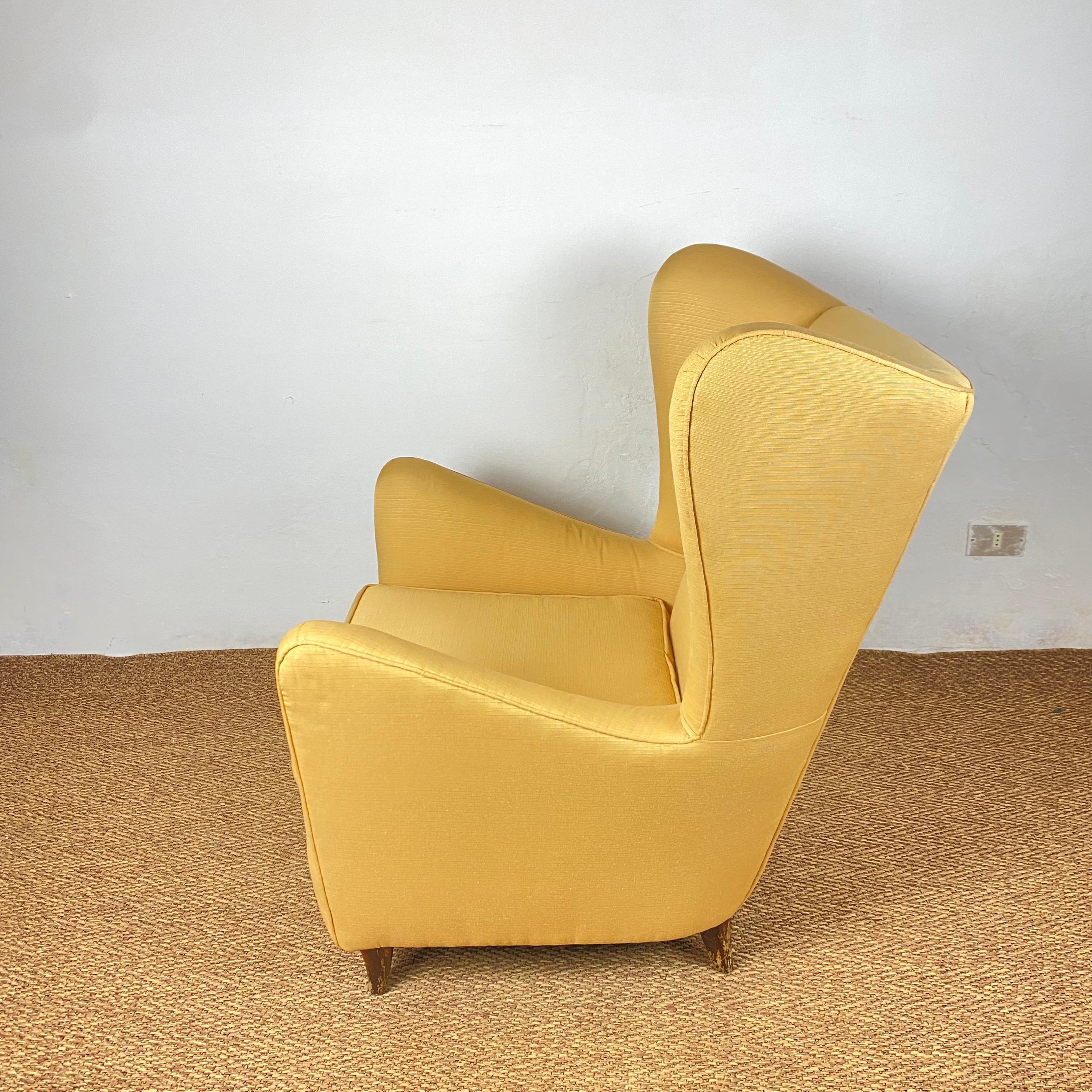 Hervorragendes Paar Sessel im Stil von Gio Ponti.
Die Sessel sind in perfektem Vintage-Zustand, fein mit gelber Seide gepolstert, die Füße weisen einige Alterungsspuren auf, sind aber strukturell in perfektem Zustand.
 
Abmessungen: H96X80X90cm.