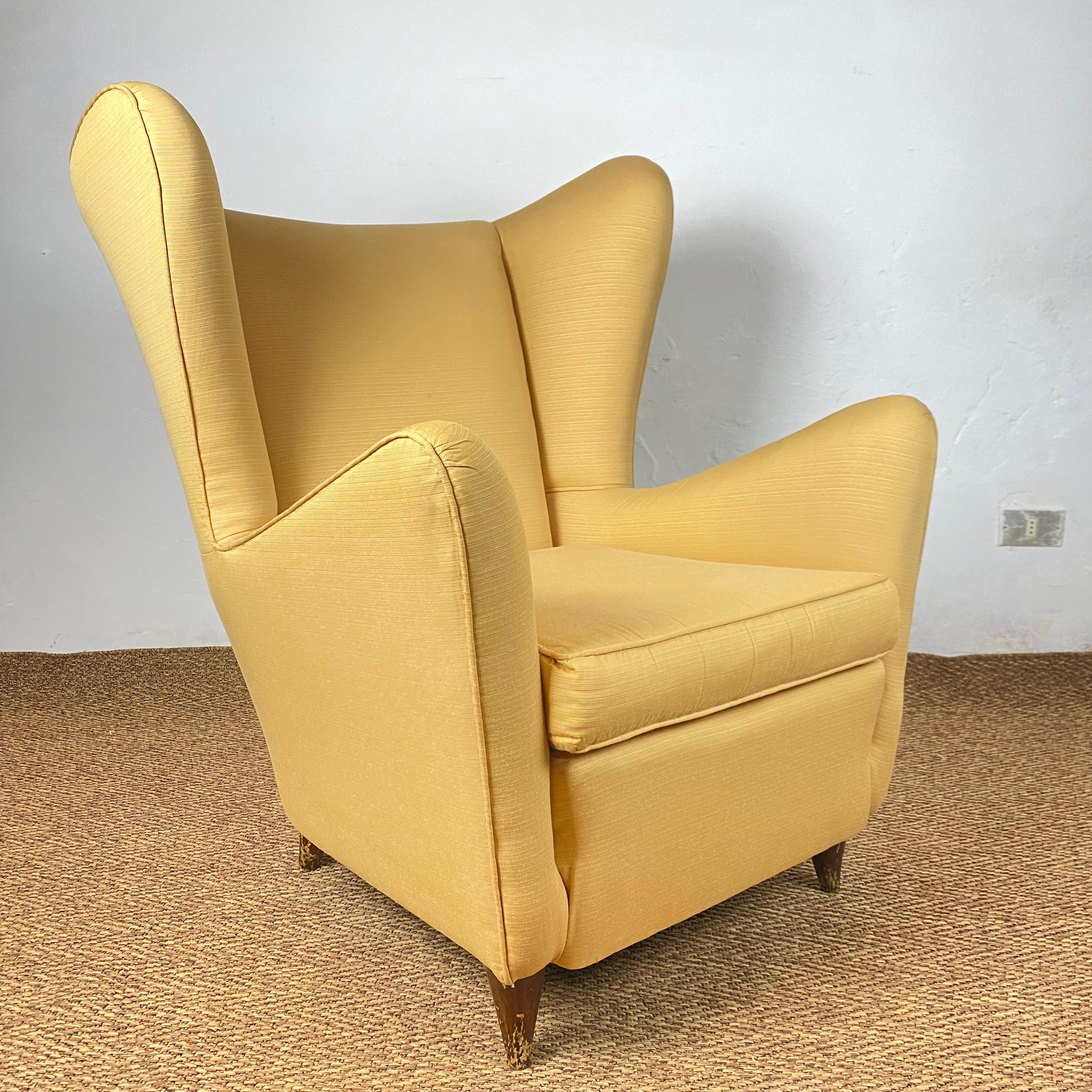 1960s Pair of Yellow Silk Armchairs in the Style of Gio Ponti  In Good Condition For Sale In Conversano, IT