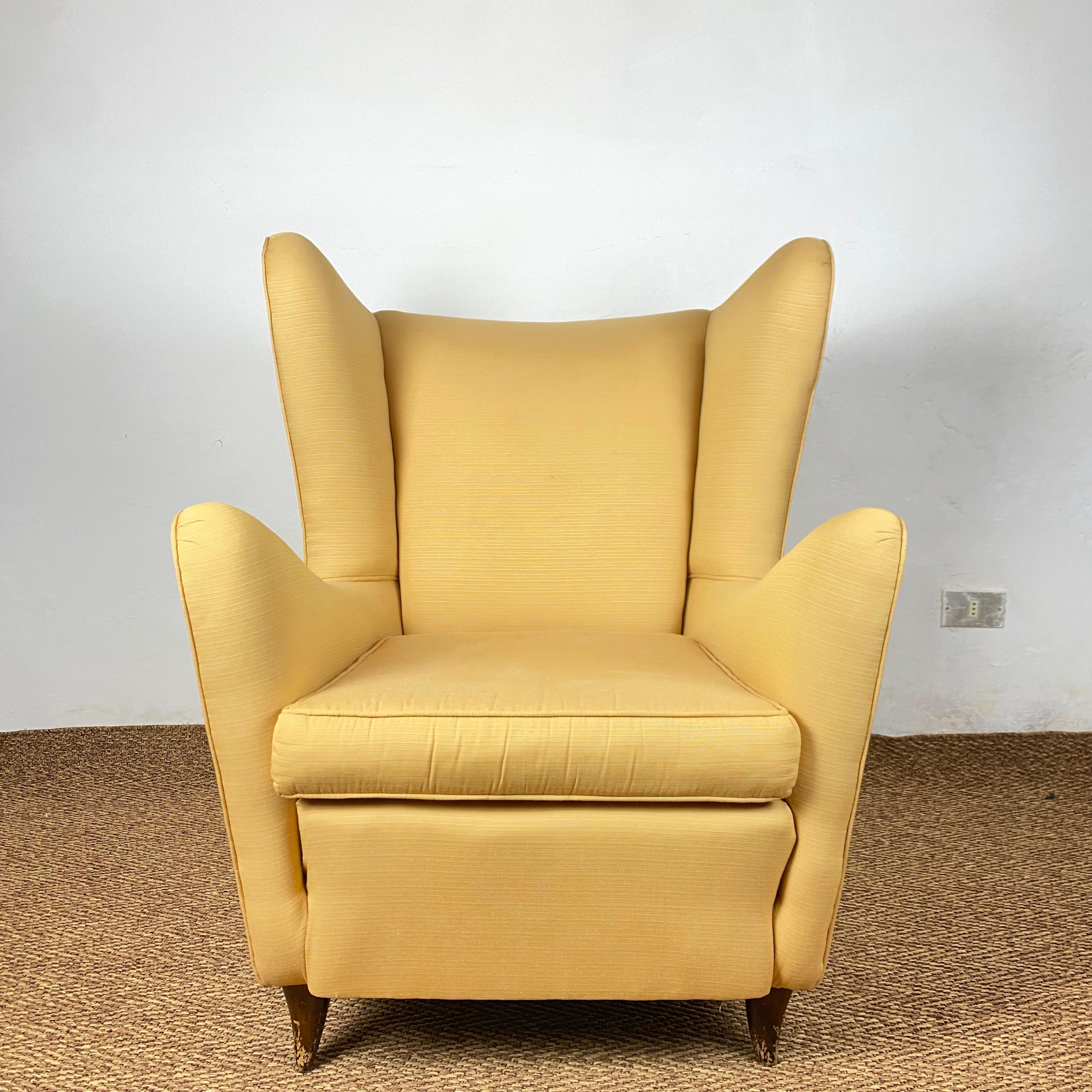 Milieu du XXe siècle Paire de fauteuils en soie jaune des années 1960 dans le style de Gio Ponti  en vente