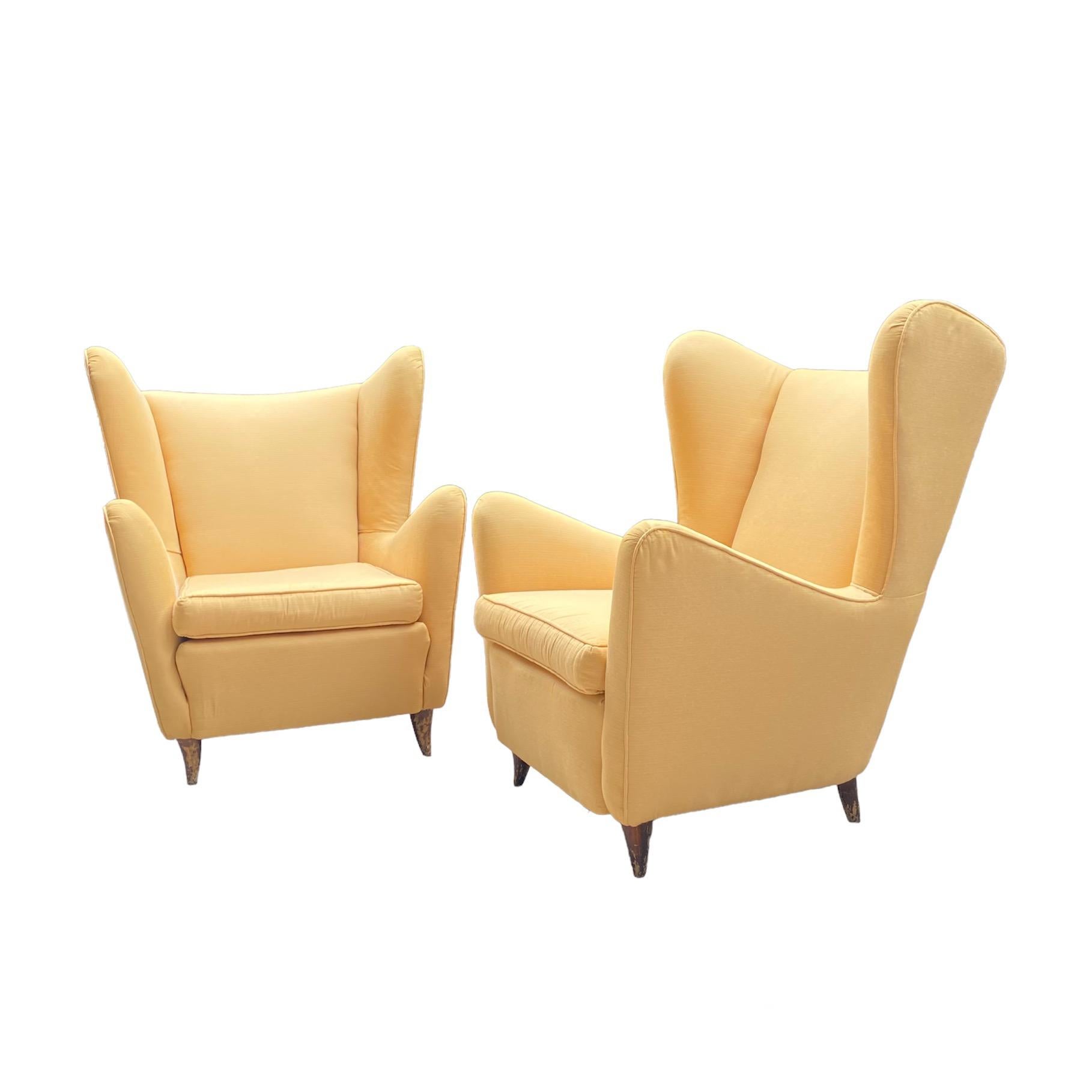 Soie Paire de fauteuils en soie jaune des années 1960 dans le style de Gio Ponti  en vente