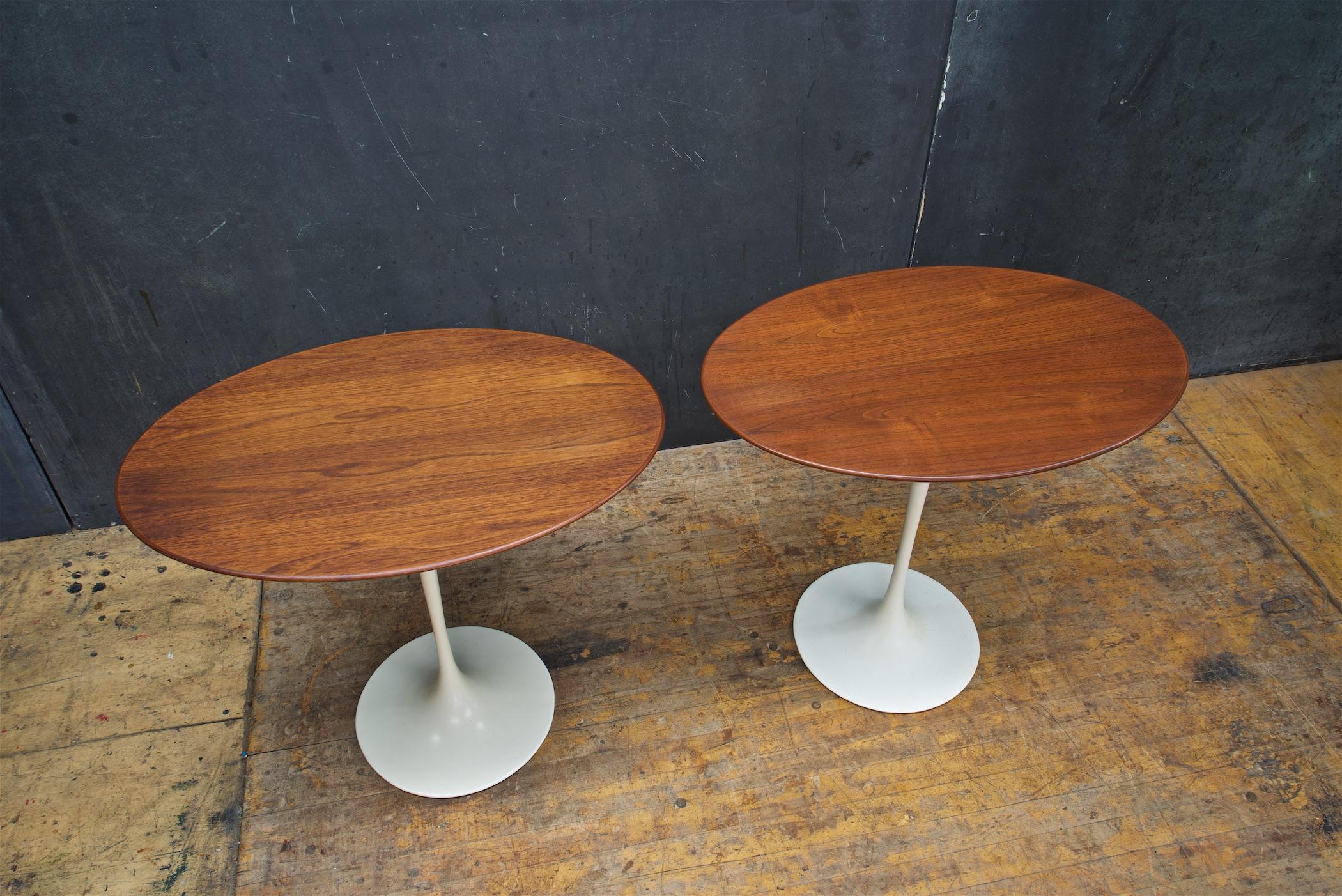 Laqué Paire de tables d'appoint tulipe ovales de Eero Saarinen Knoll Mid-Century Cabinmodern en vente