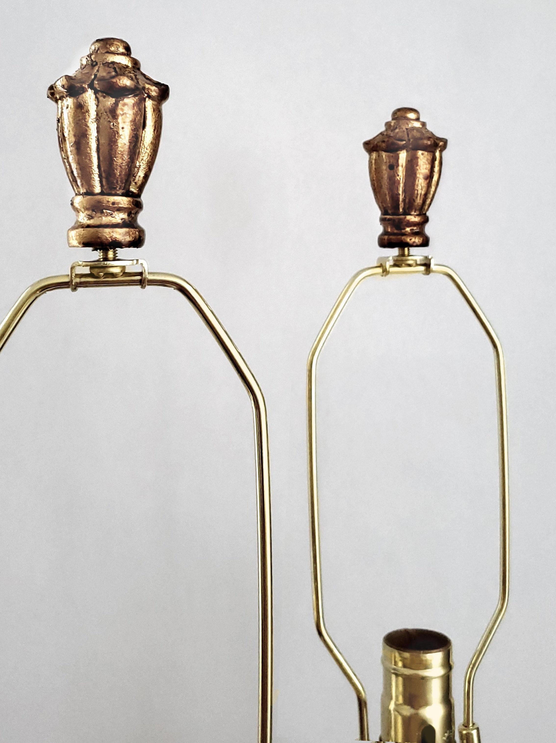 Pareja de lámparas de sobremesa de piña de metal vintage de los años 60 Acabado en bronce antiguo en venta 2