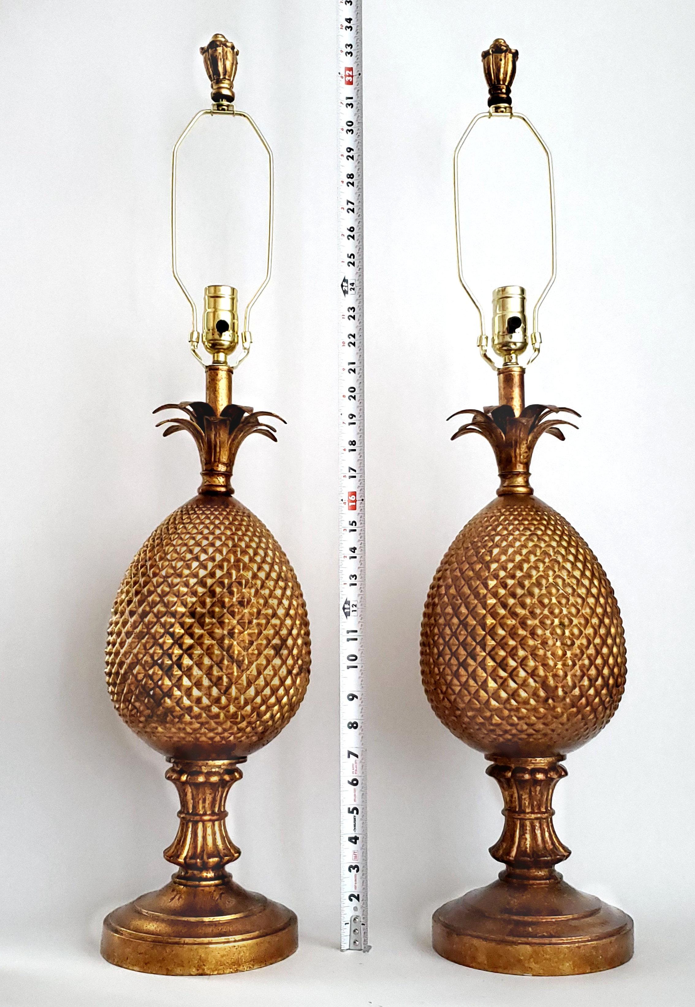 Pareja de lámparas de sobremesa de piña de metal vintage de los años 60 Acabado en bronce antiguo Regencia de Hollywood en venta