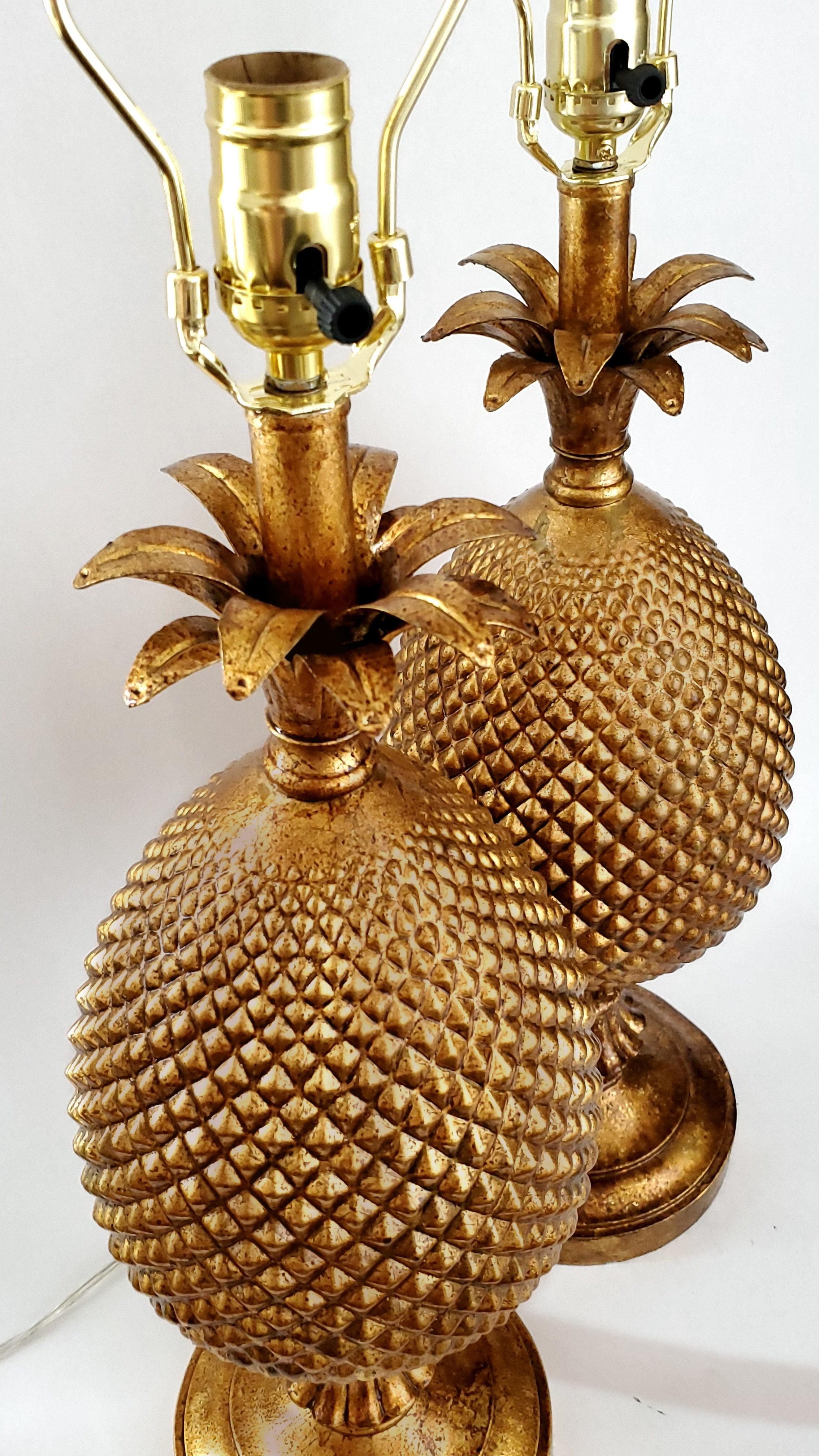Pareja de lámparas de sobremesa de piña de metal vintage de los años 60 Acabado en bronce antiguo en Bueno estado para la venta en Miami, FL