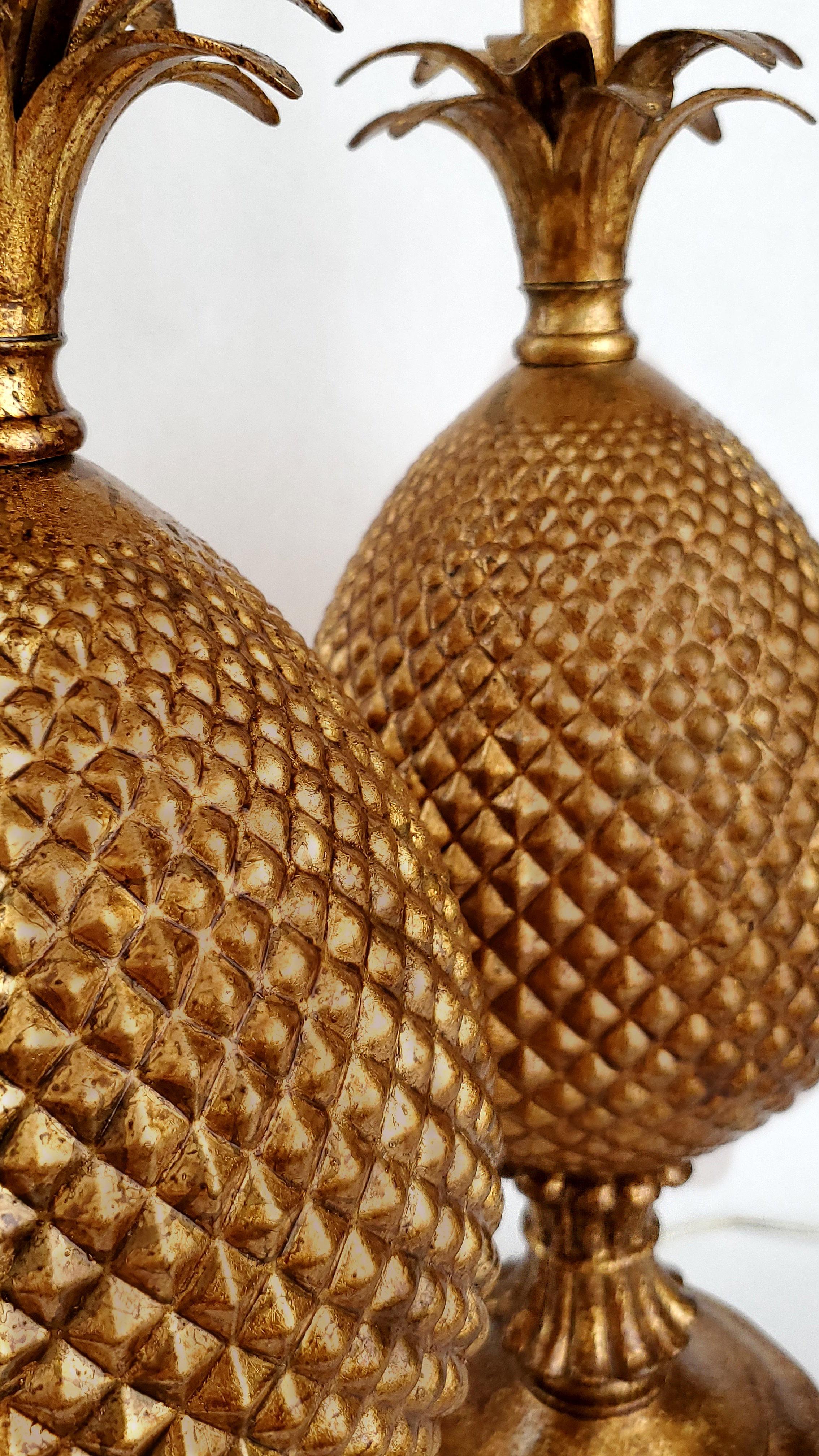 Pareja de lámparas de sobremesa de piña de metal vintage de los años 60 Acabado en bronce antiguo siglo XX en venta