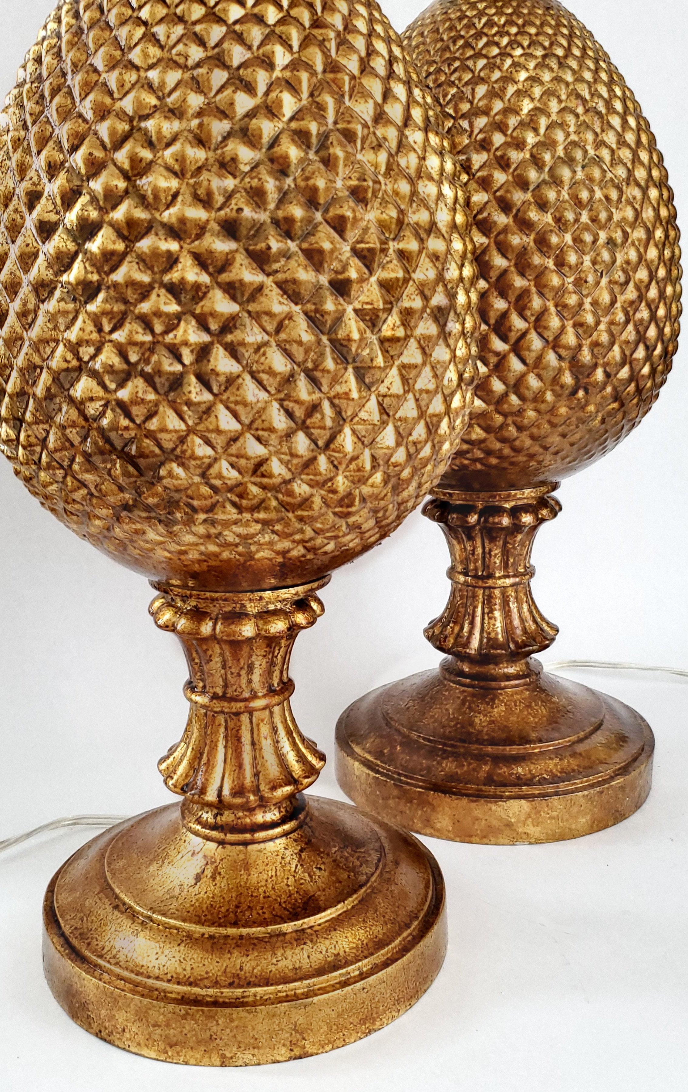 Pareja de lámparas de sobremesa de piña de metal vintage de los años 60 Acabado en bronce antiguo Metal en venta