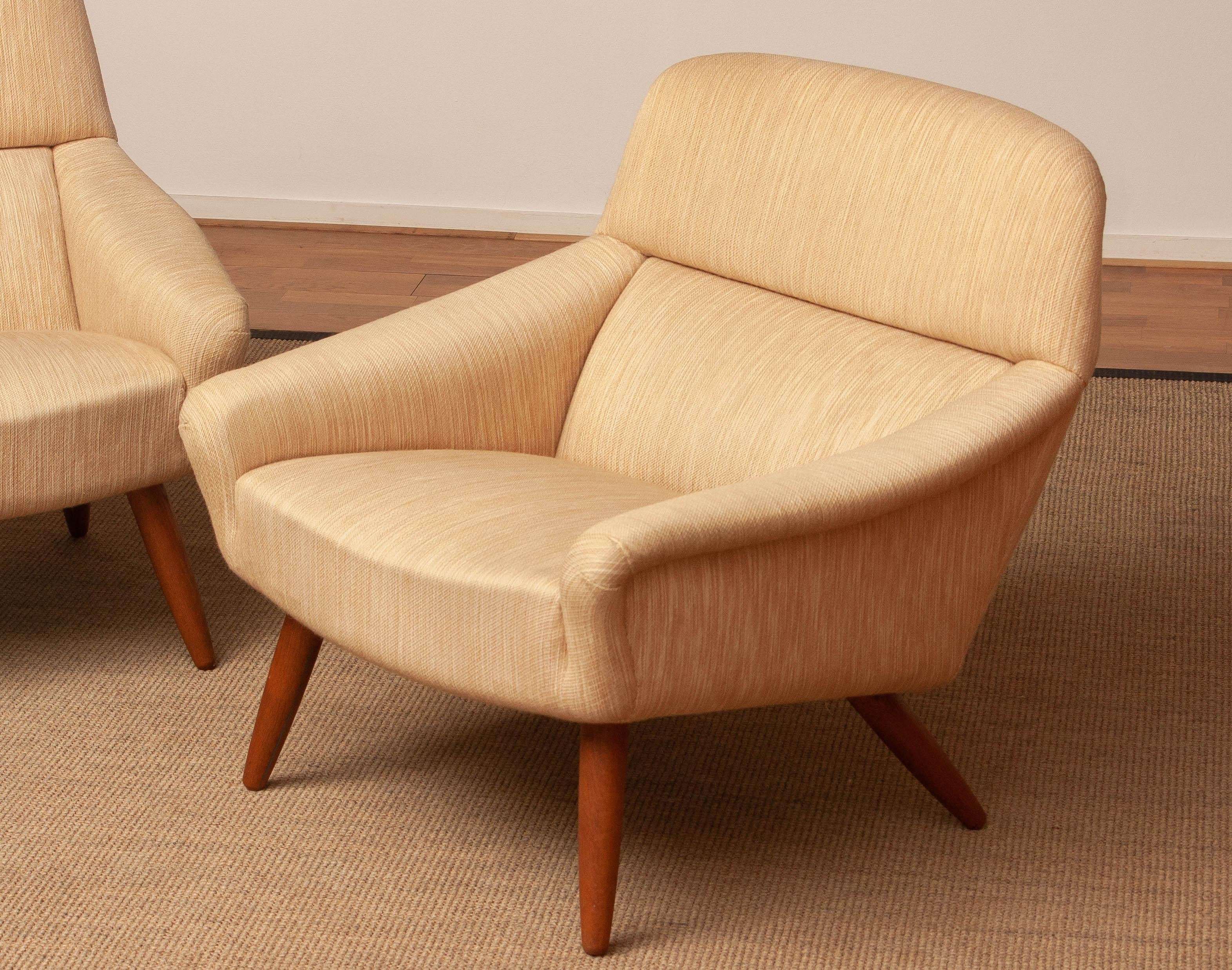1960s Pair Wool and Oak Lounge Chairs by Leif Hansen for Kronen in Denmark In Good Condition For Sale In Silvolde, Gelderland