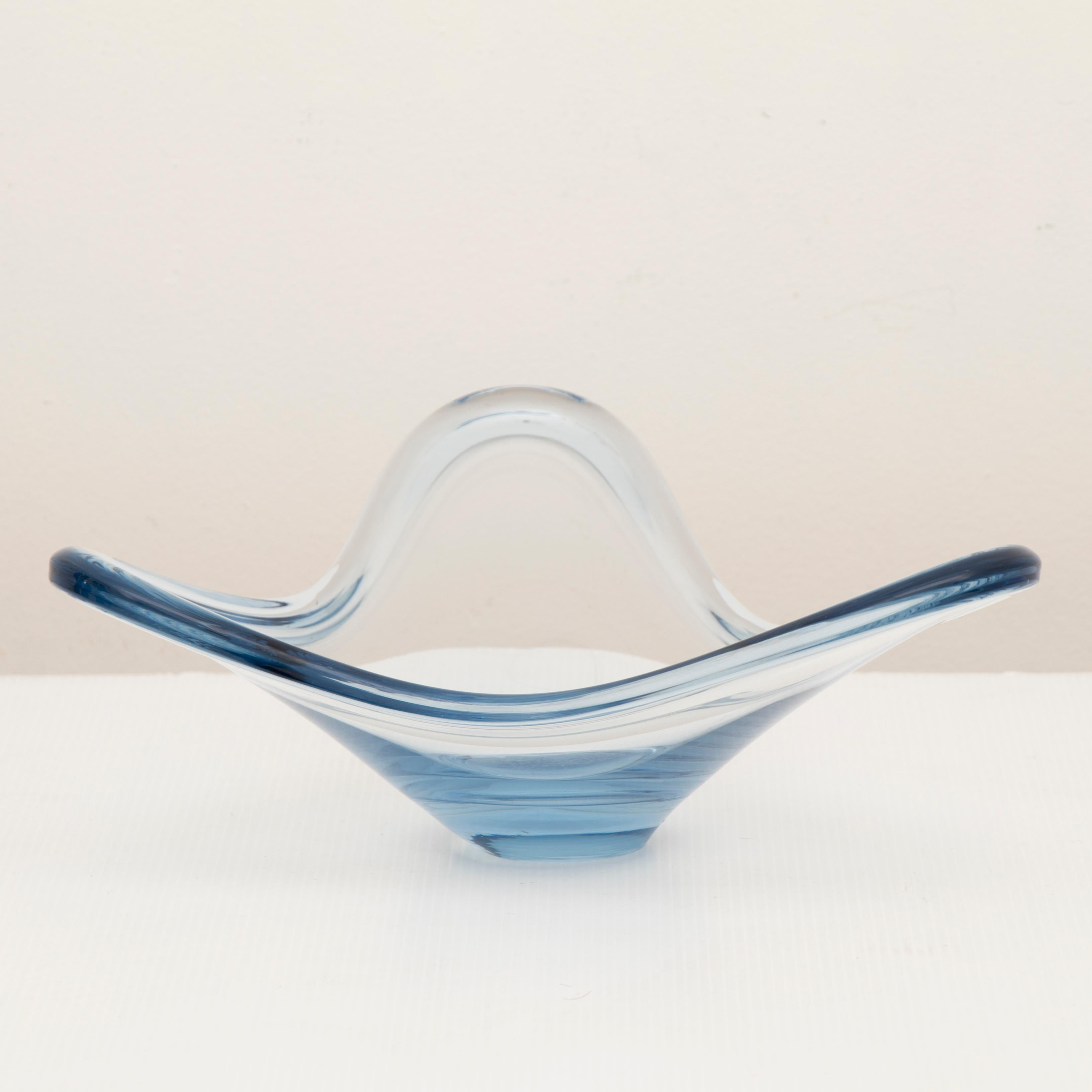 1960s Danish Holmegaard art glass bowl designed by Per Lutken. In very good vintage condition. Pale blue and clear glass with an abstract three waved curved design.

Measures: H 13.5cm, W 34cm, D 39cm.