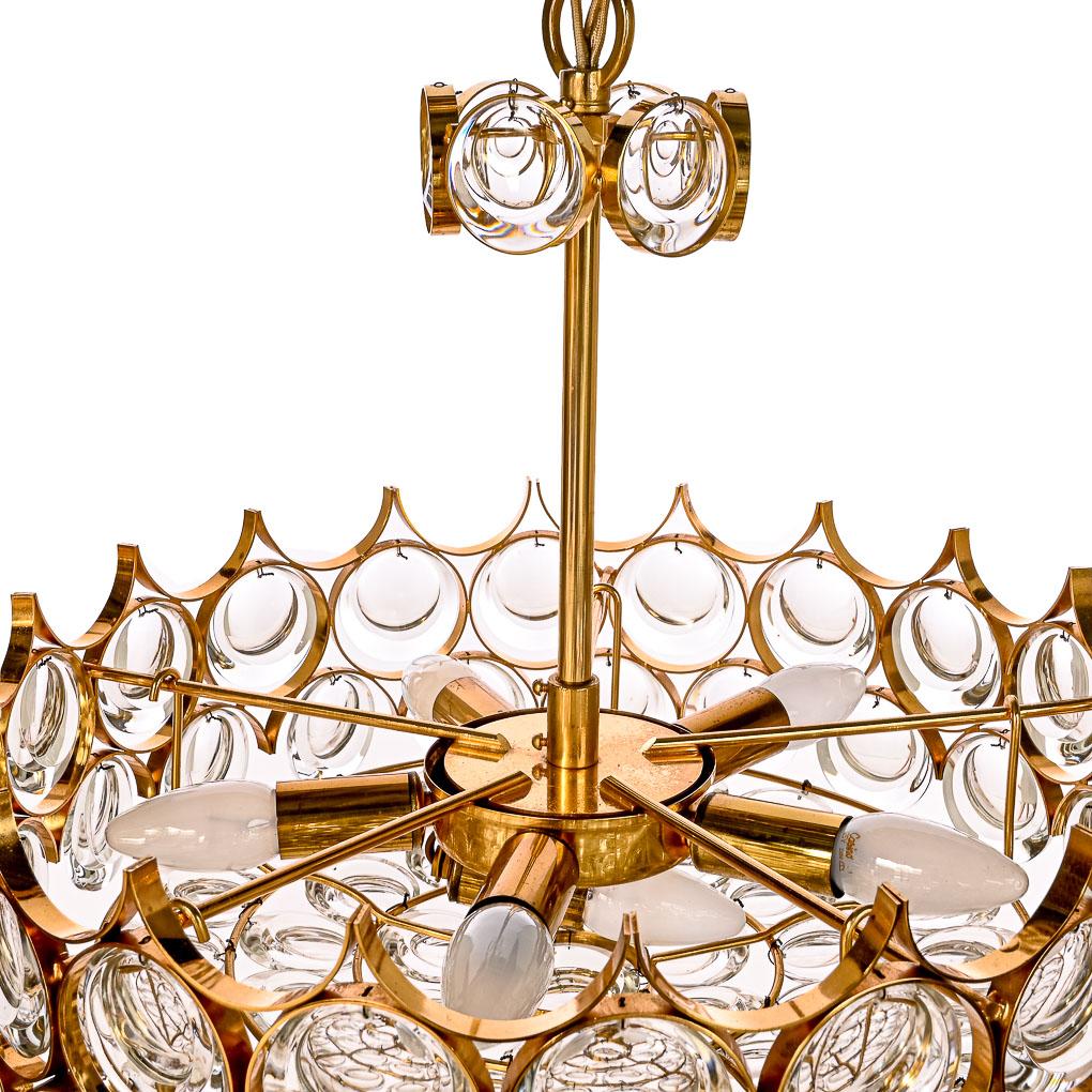 1960er Jahre Palwa Sechs-Licht-Kronleuchter aus geschliffenem Kristall und vergoldetem Messing im Angebot 2