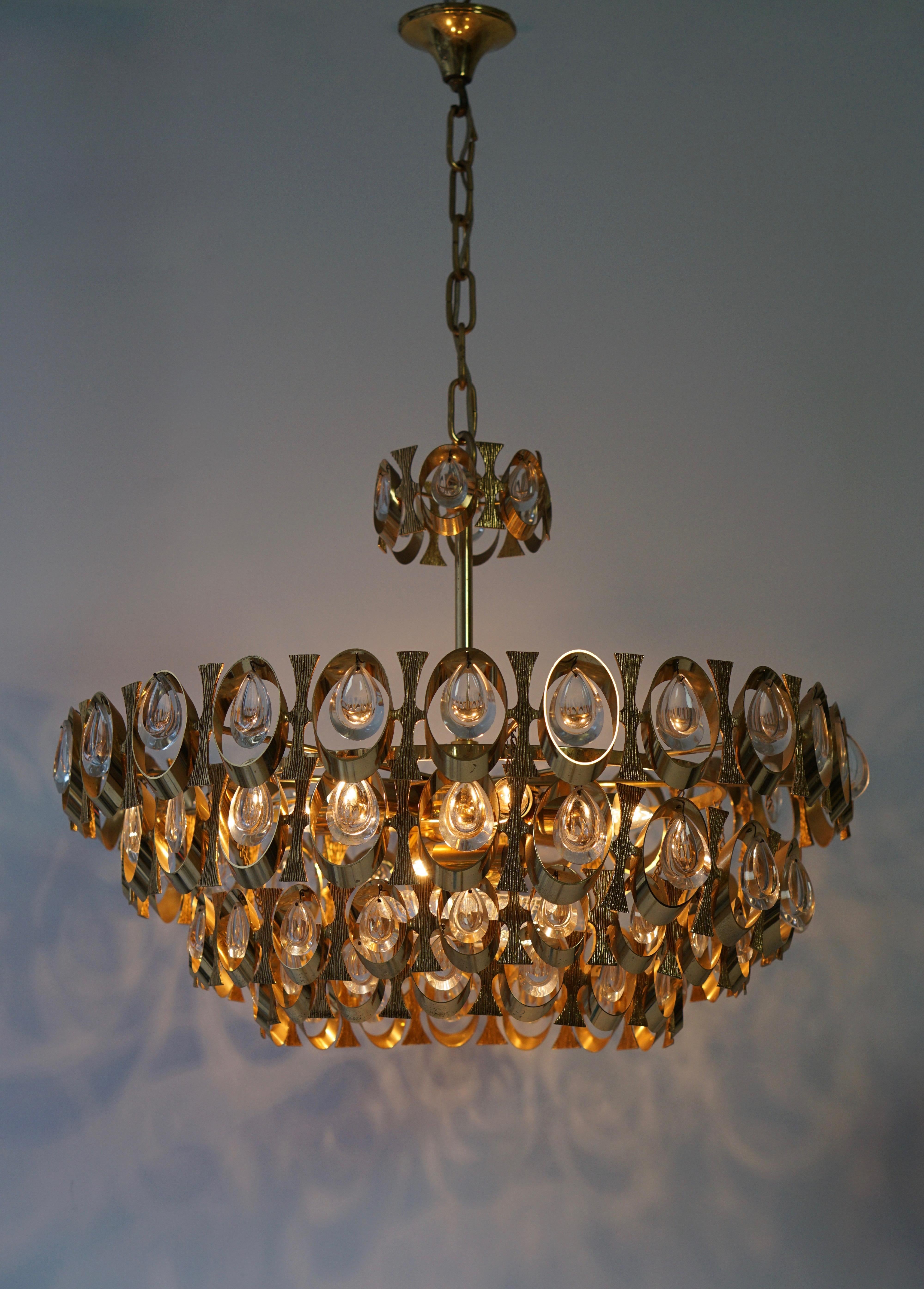 Sechs-Licht-Kronleuchter aus Kristallglas und vergoldetem Messing von Palwa aus den 1960er Jahren von Palwa (Hollywood Regency) im Angebot