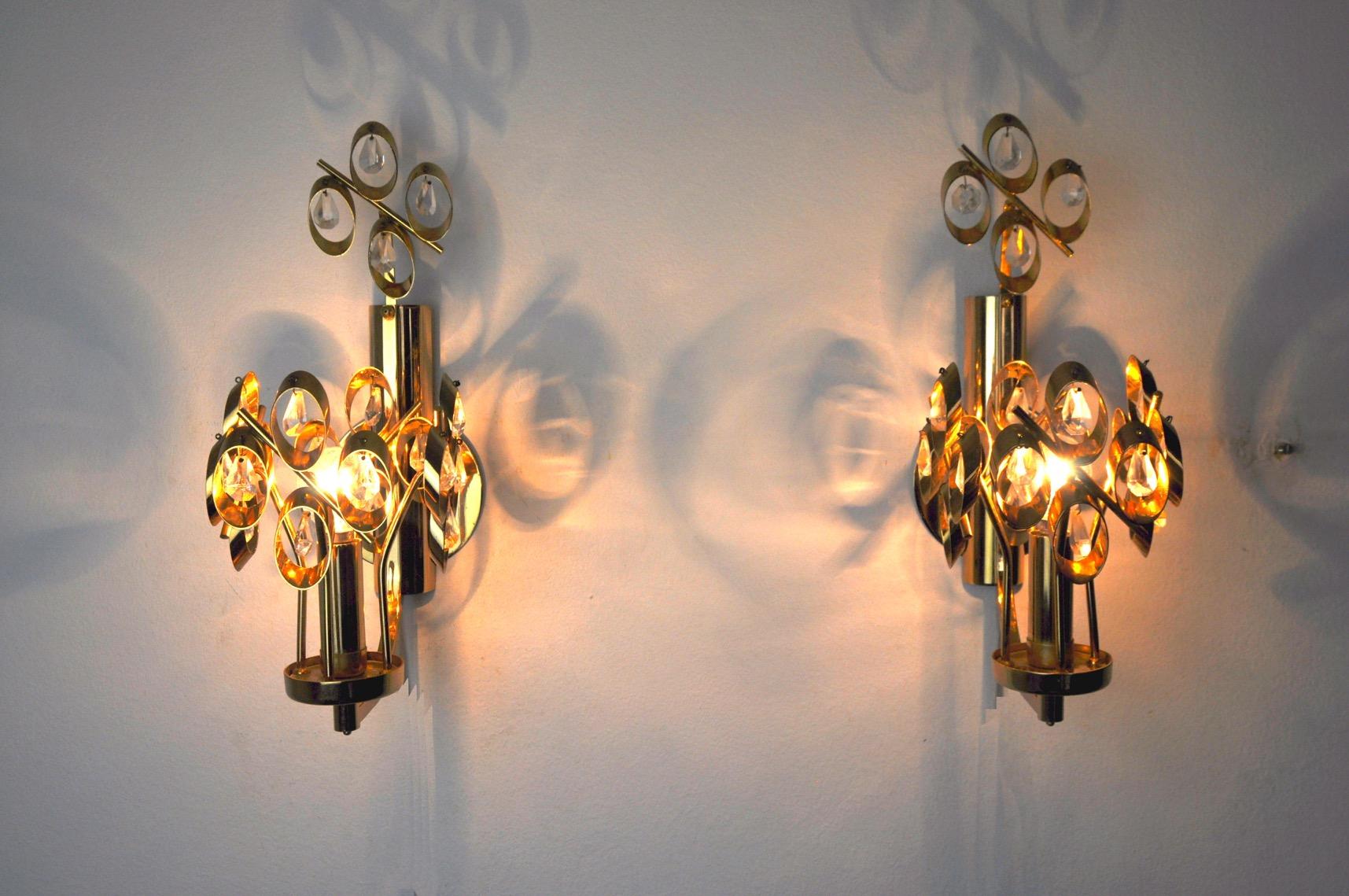 Seltenes Paar Palwa Wandlampen, entworfen von Ernest Palm und hergestellt in den 60er Jahren in Barcelona. Messingstruktur aus geschliffenen Kristallen in gutem Erhaltungszustand. Ein seltenes Designobjekt, das Ihr Interieur wunderbar beleuchten