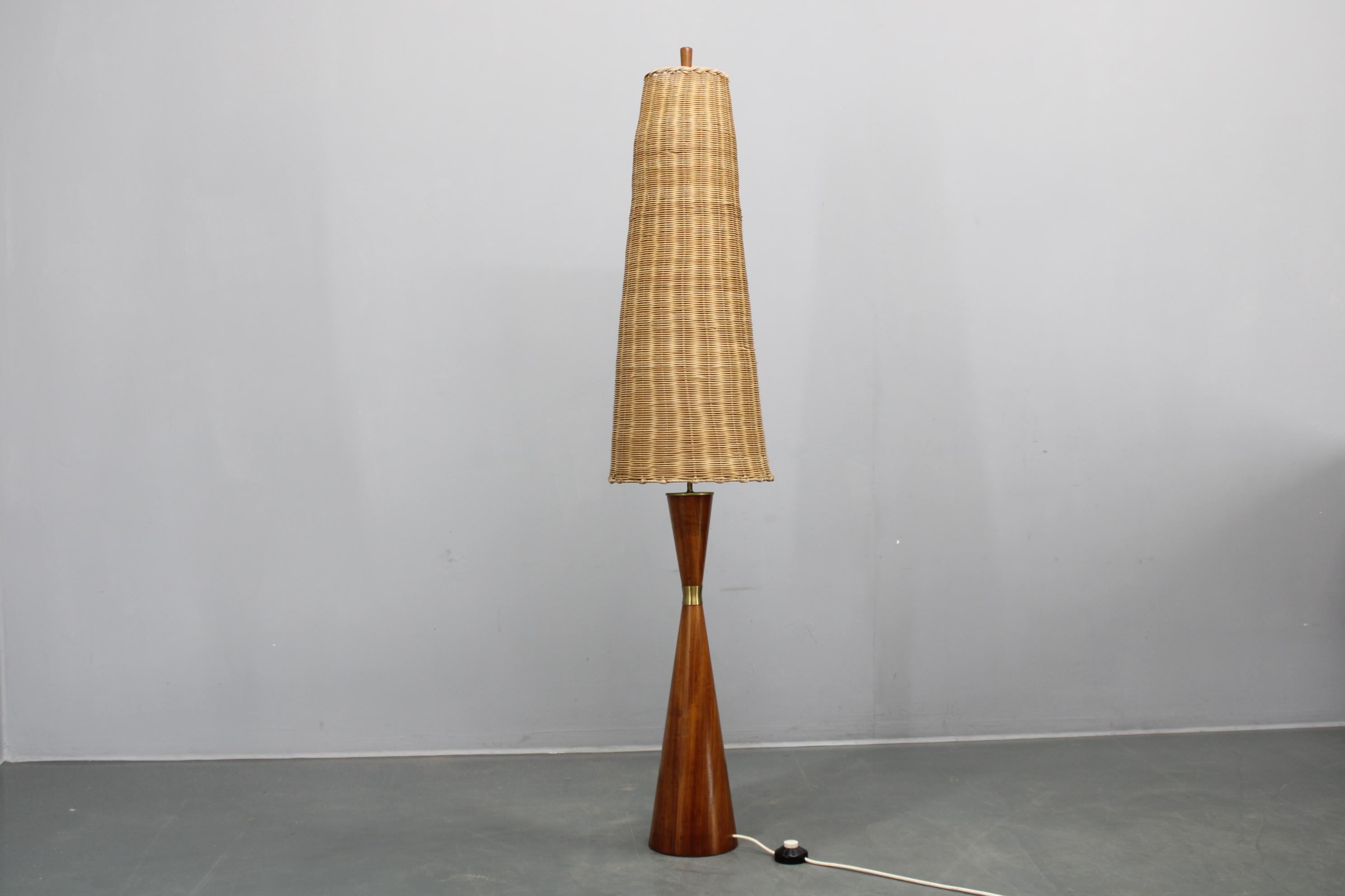 - Good original condition wit minor sign of use
- made of teak wood and wricker
- by Parker Knoll