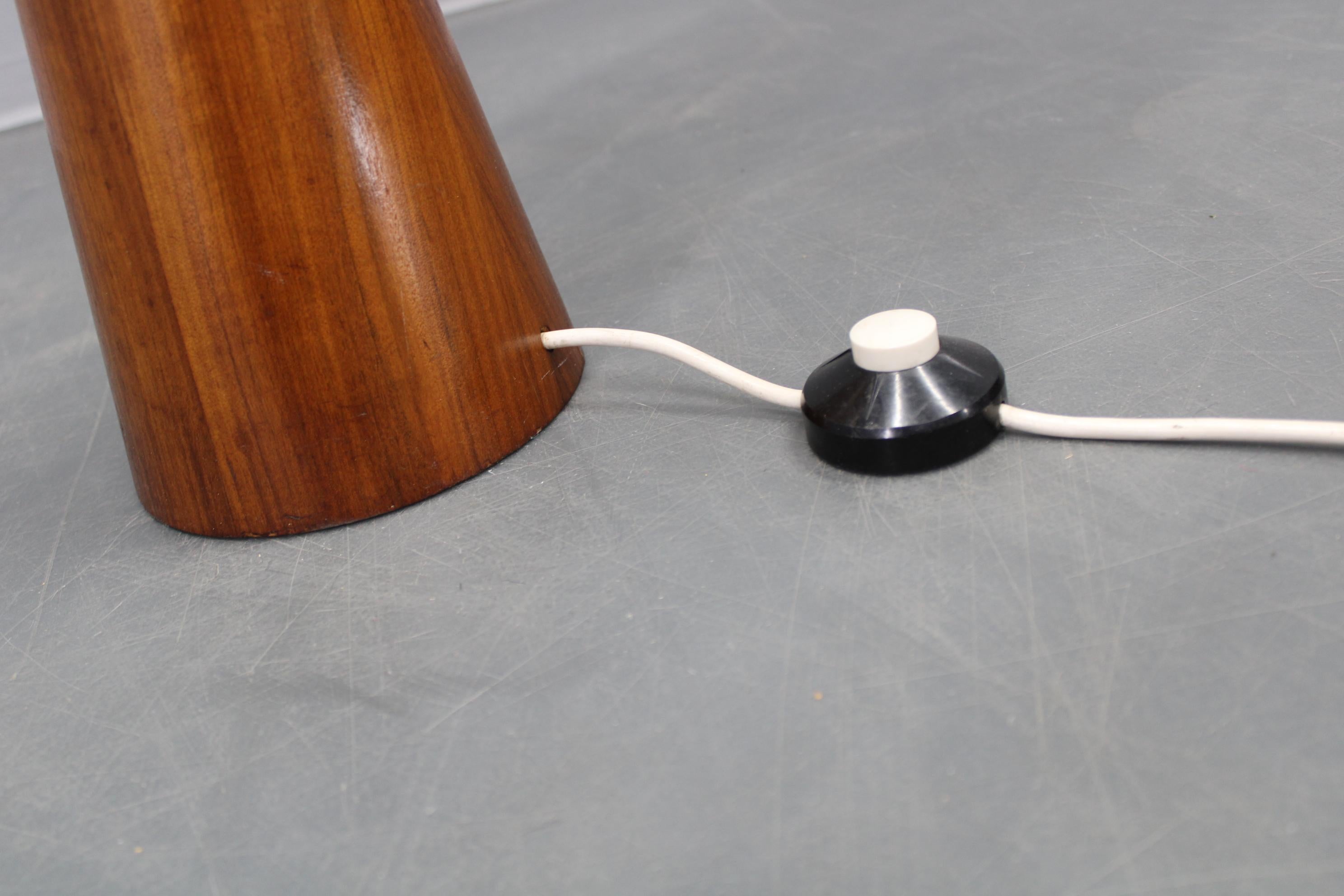 1960s Parker Knoll Wooden Table Lamp with wicker shade, Britain In Good Condition For Sale In Praha, CZ