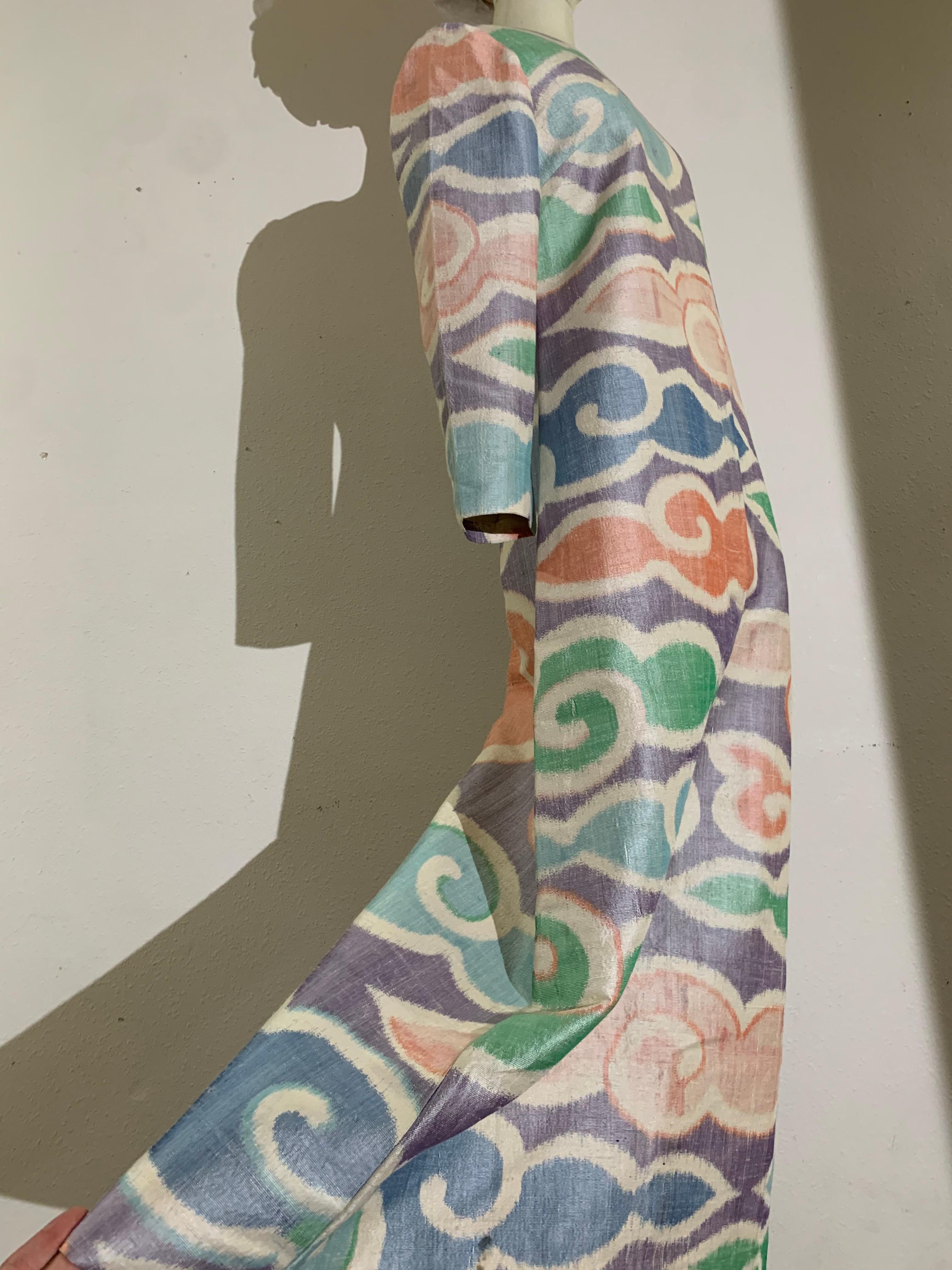 Abito da hostess o caftano Ikat pastello su misura degli anni '60 con motivo a nuvole stilizzate:  Un abito dalla linea ad A o un vestito da hostess in seta dal peso di un arazzo, semplice e di grande effetto, che riprende il tradizionale motivo
