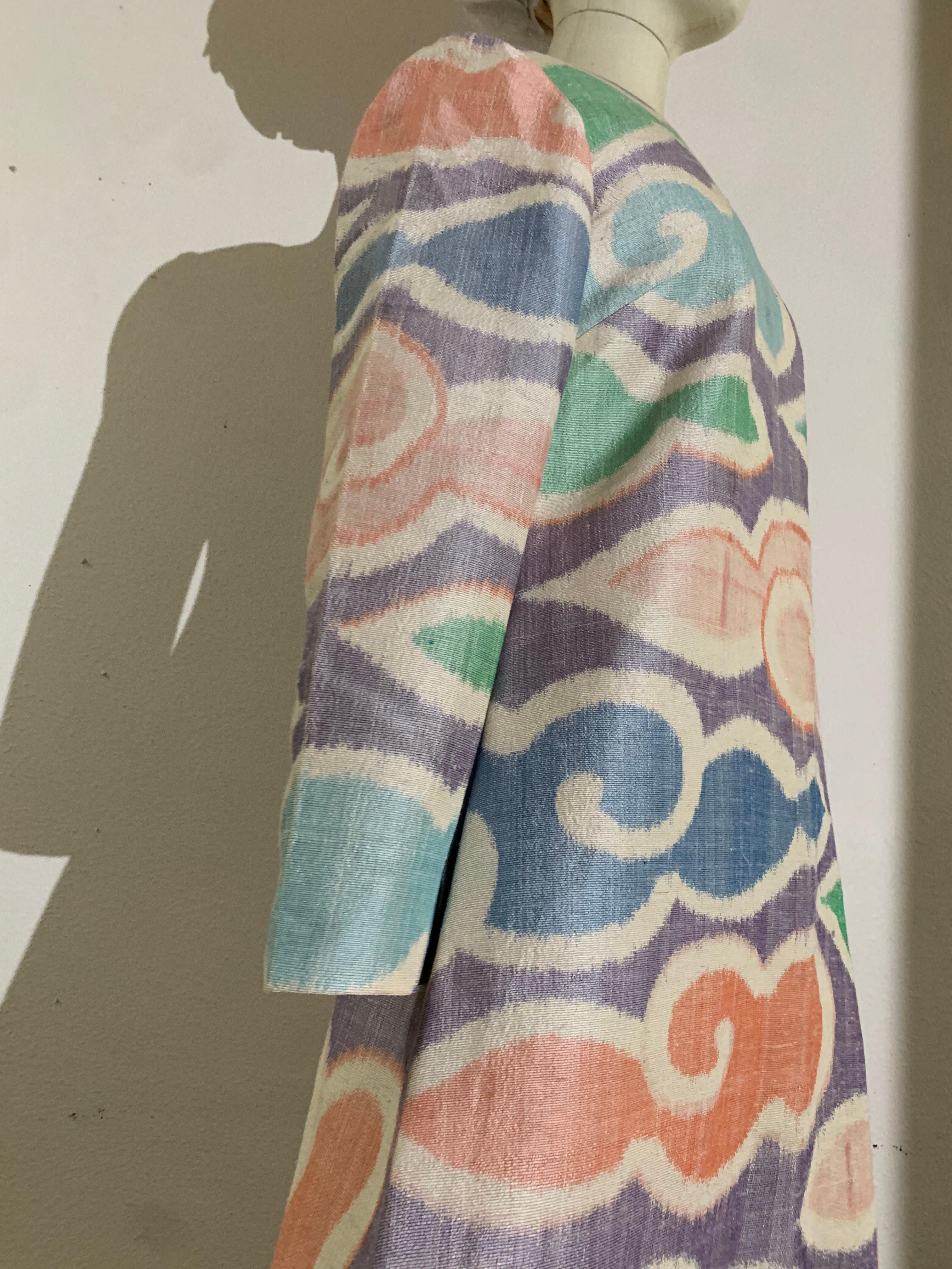 Grigio Abito da hostess o caftano Ikat pastello anni '60 con linea ad A e motivo a nuvola stilizzato in vendita