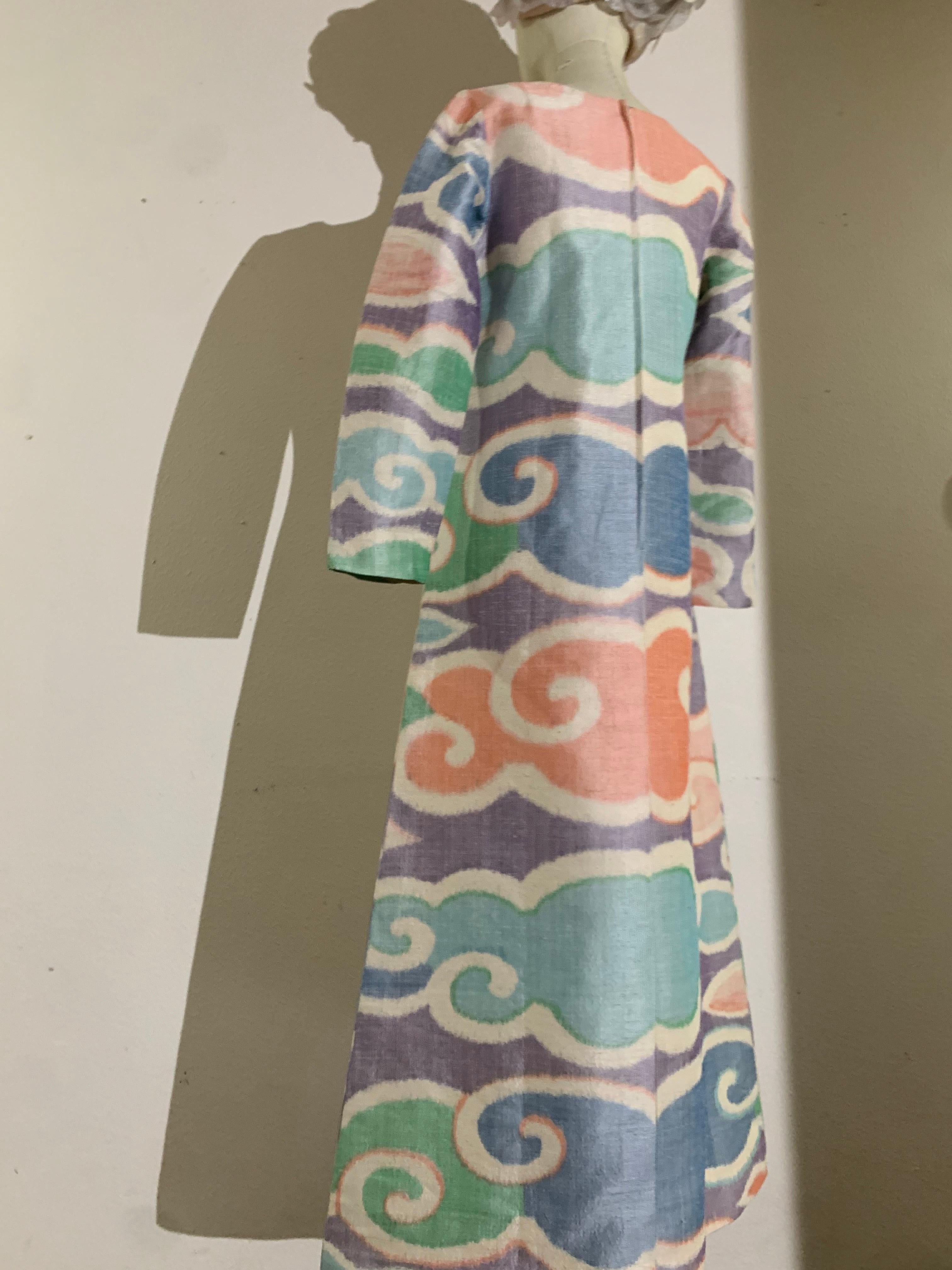 Abito da hostess o caftano Ikat pastello anni '60 con linea ad A e motivo a nuvola stilizzato In condizioni ottime in vendita a Gresham, OR