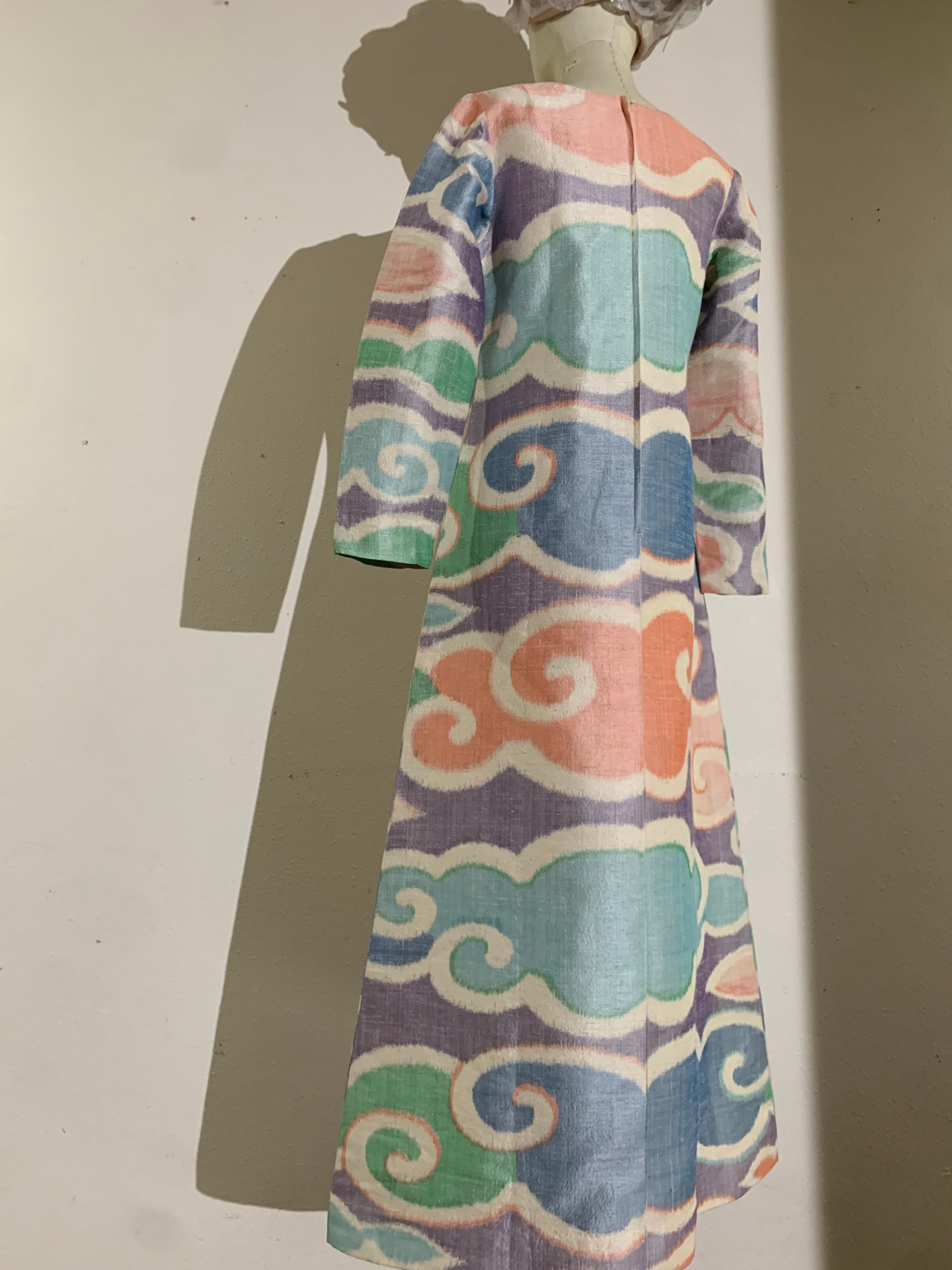 Abito da hostess o caftano Ikat pastello anni '60 con linea ad A e motivo a nuvola stilizzato in vendita 2