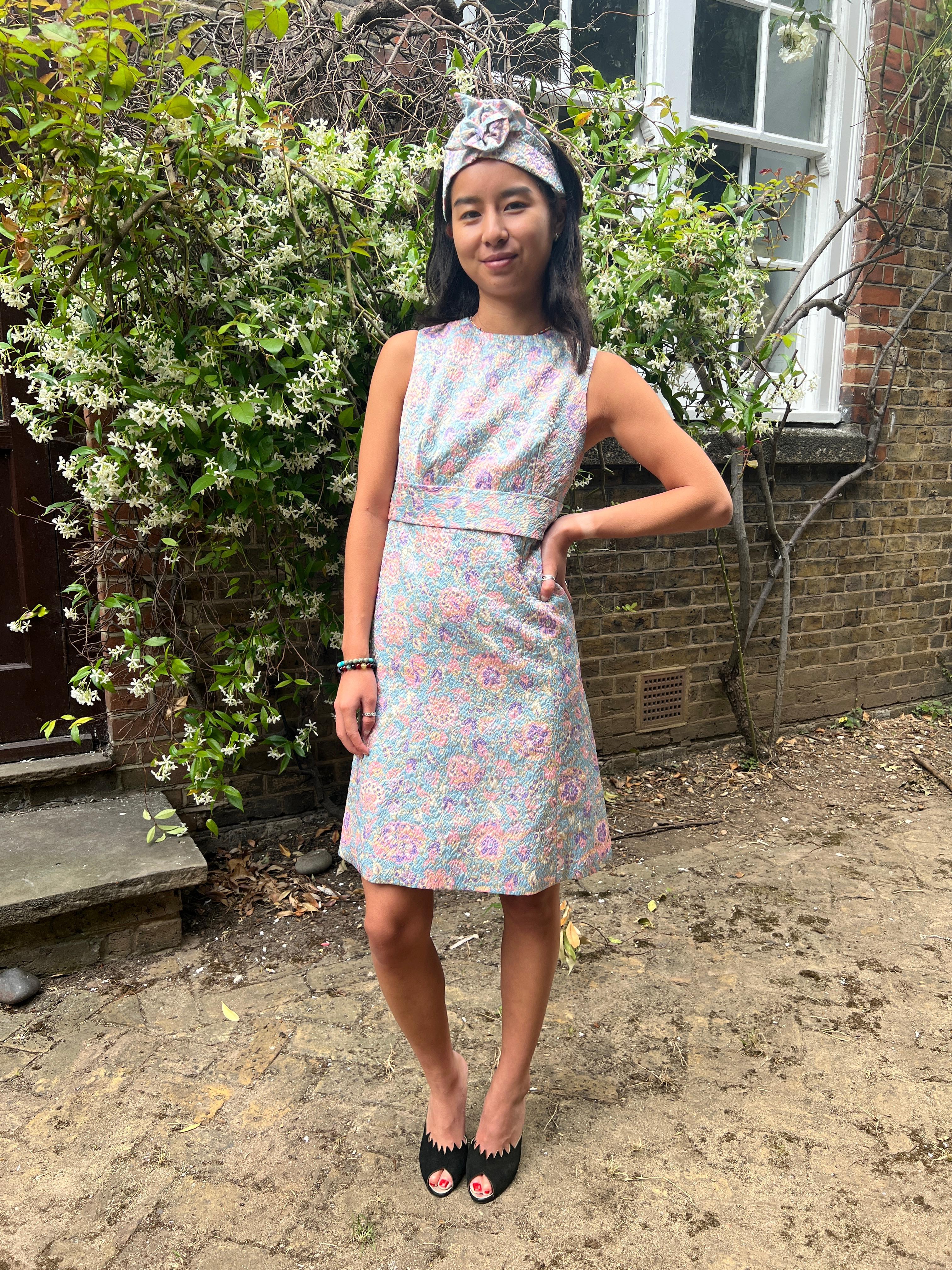 De las mujeres Vestido en A de flores pastel de los años 60 con diadema a juego en venta