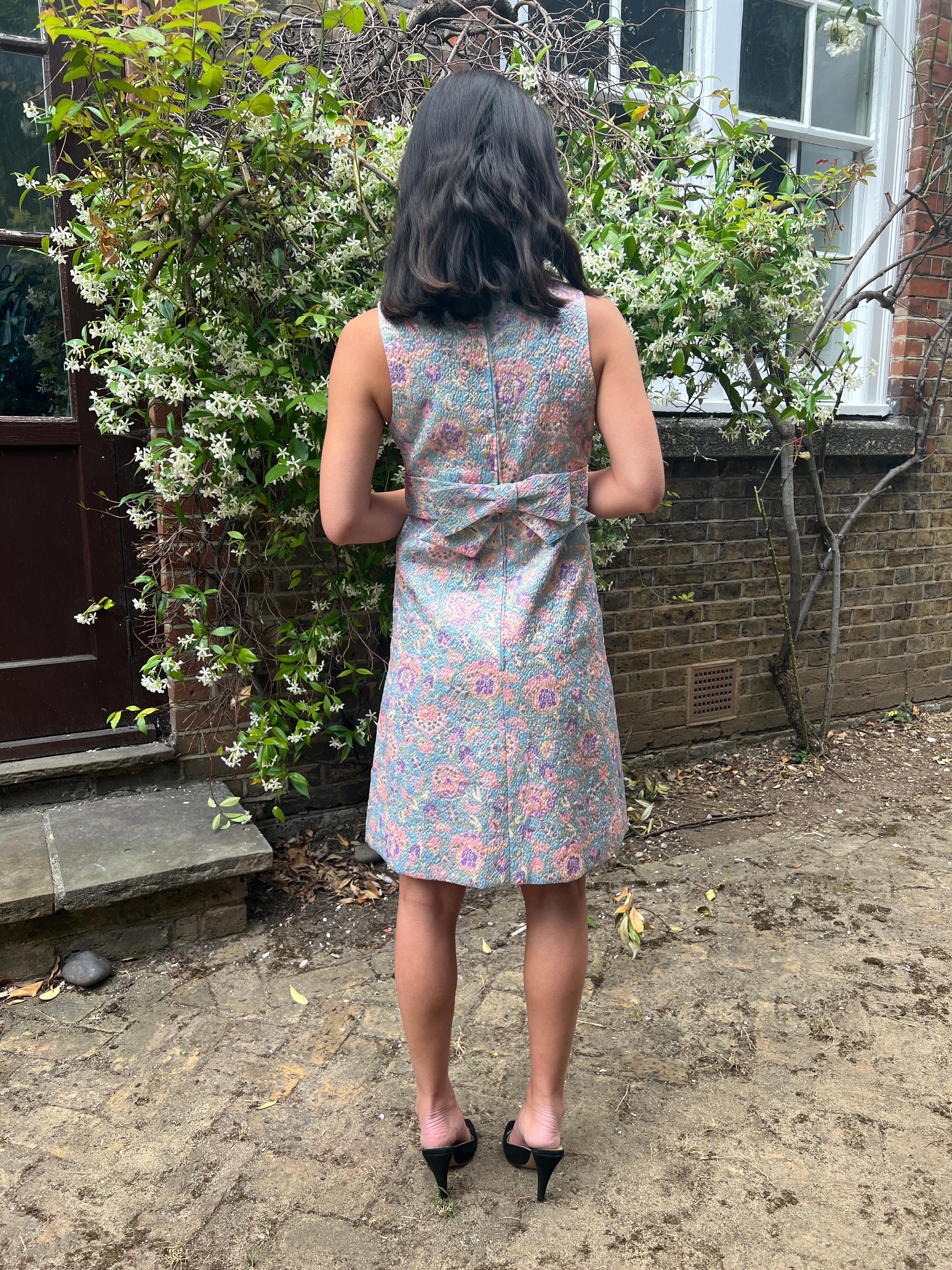 Vestido en A de flores pastel de los años 60 con diadema a juego en venta 1