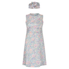 Robe trapèze lamée à fleurs pastel des années 1960 avec bandeau assorti
