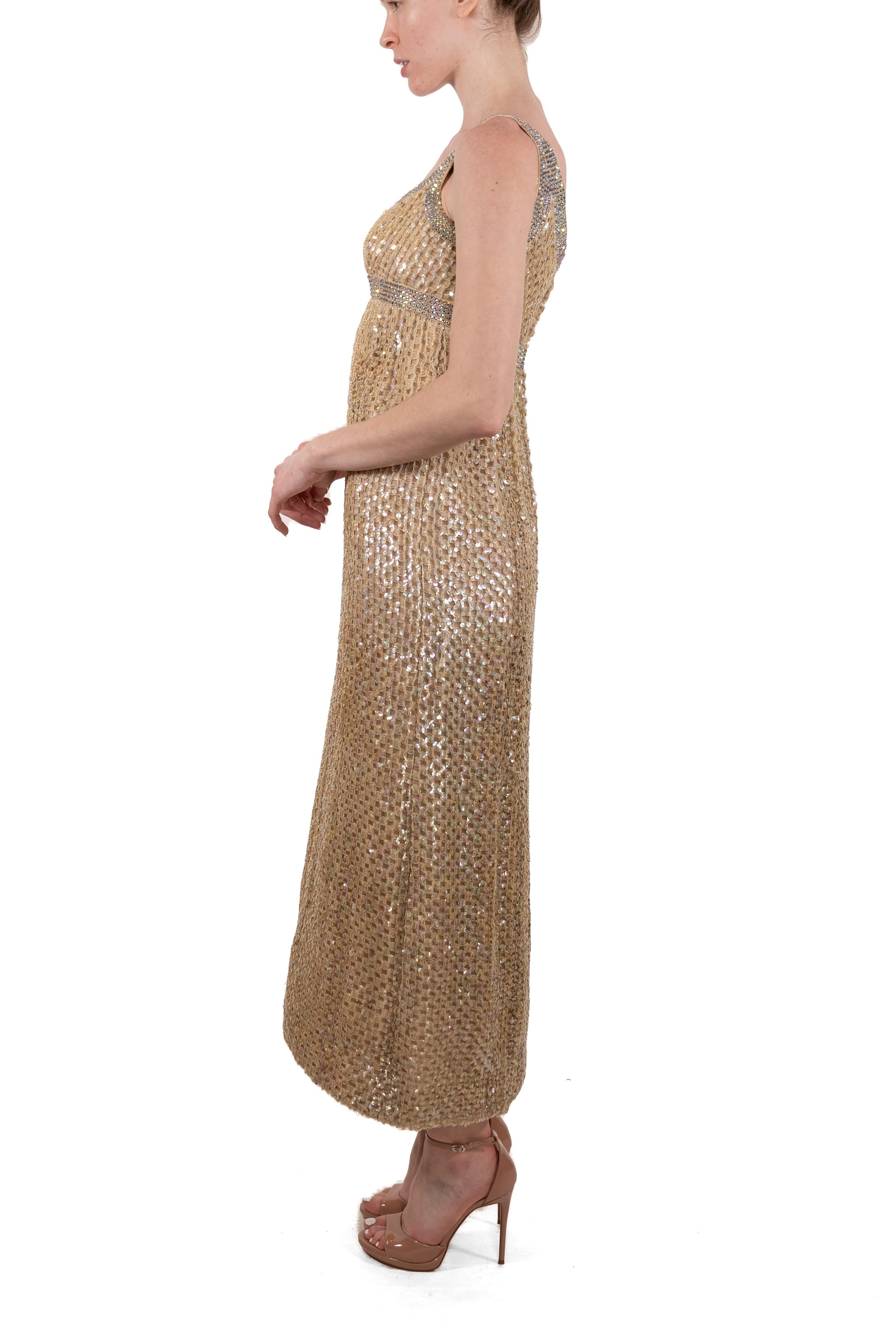 1960S Pat Sandler Metallic Ecru Rayon Blend Robe à taille empire en filet pailleté avec bordure en cristal lourd
