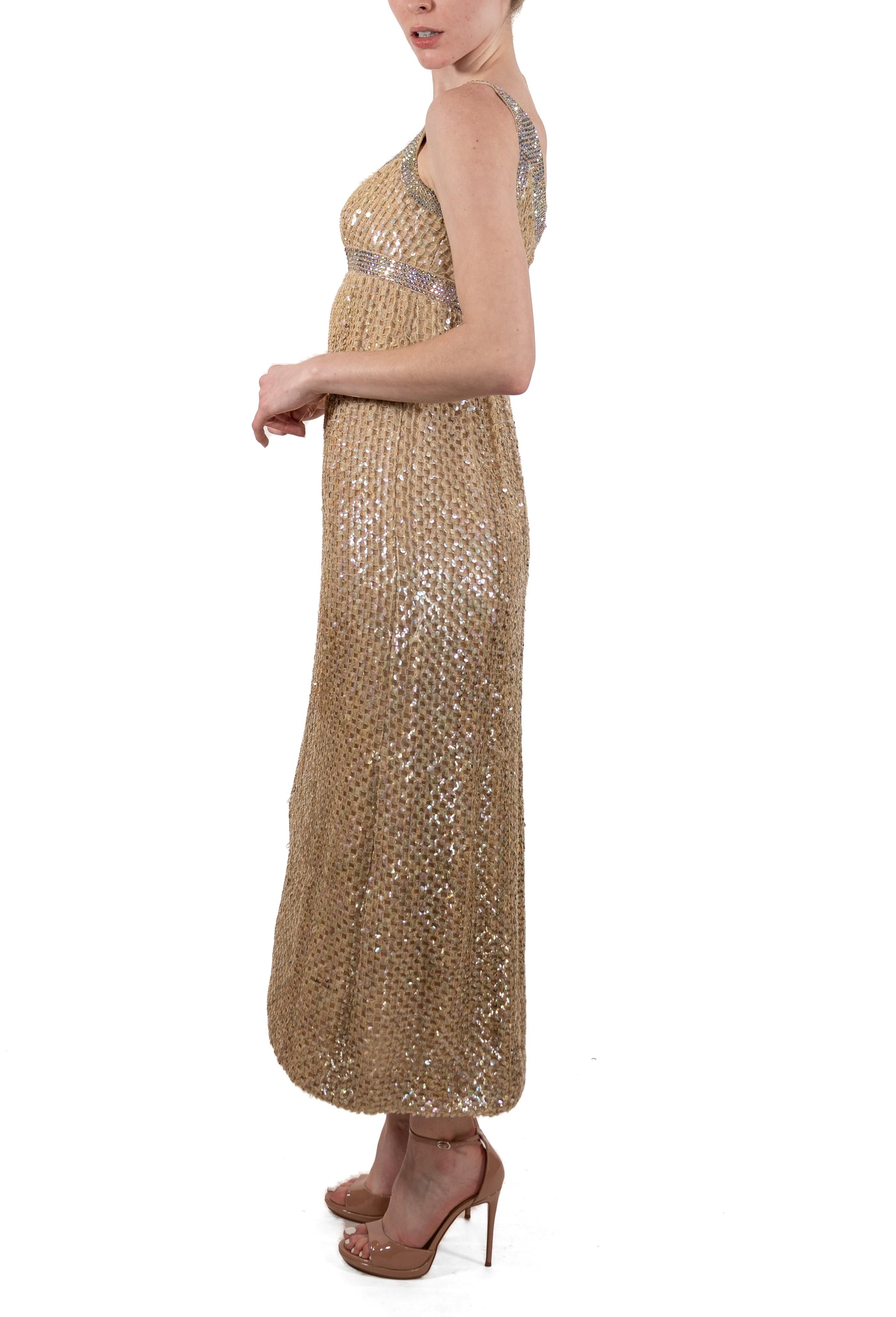 Pat Sandler - Robe empire avec filet de rayonne mélangé écru métallisé et sequins, années 1960 Pour femmes en vente