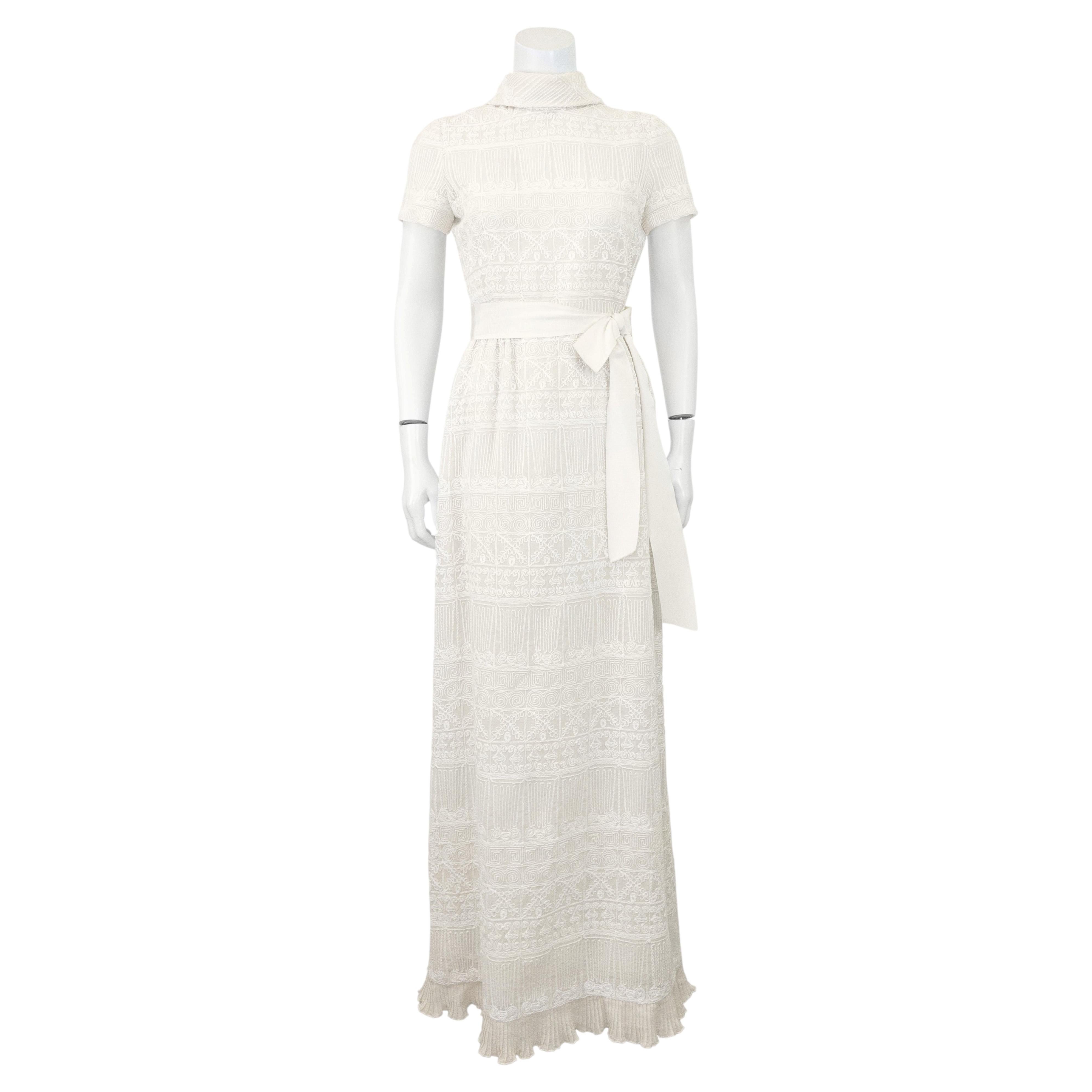Robe longue Pat Sandler des années 1960, de couleur blanc cassé, avec broderie au point de croix en vente