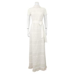 Robe longue Pat Sandler des années 1960, de couleur blanc cassé, avec broderie au point de croix