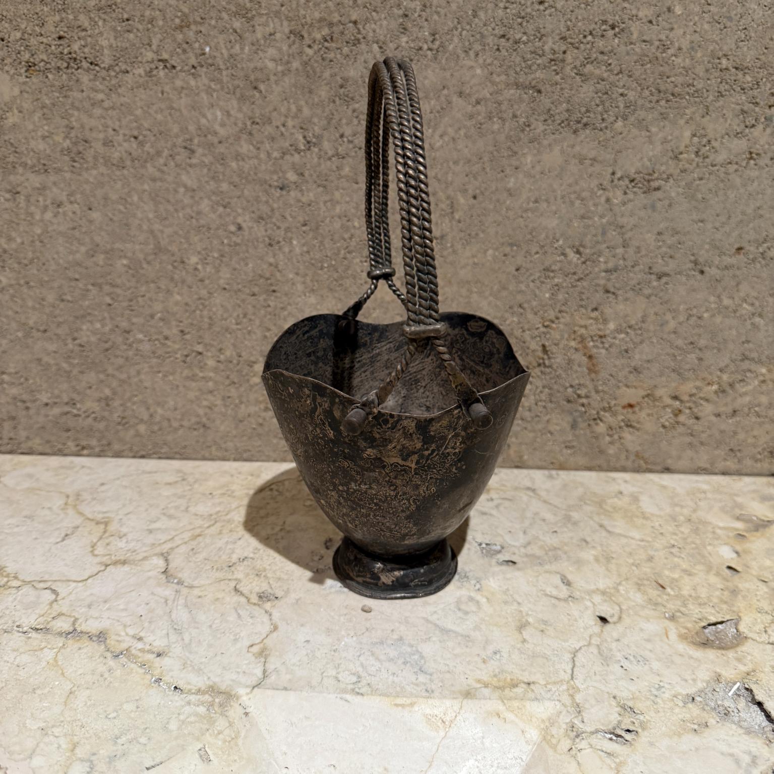 Cestino a cuore in argenteria patinata del 1960 Taxco Mexico in vendita 5