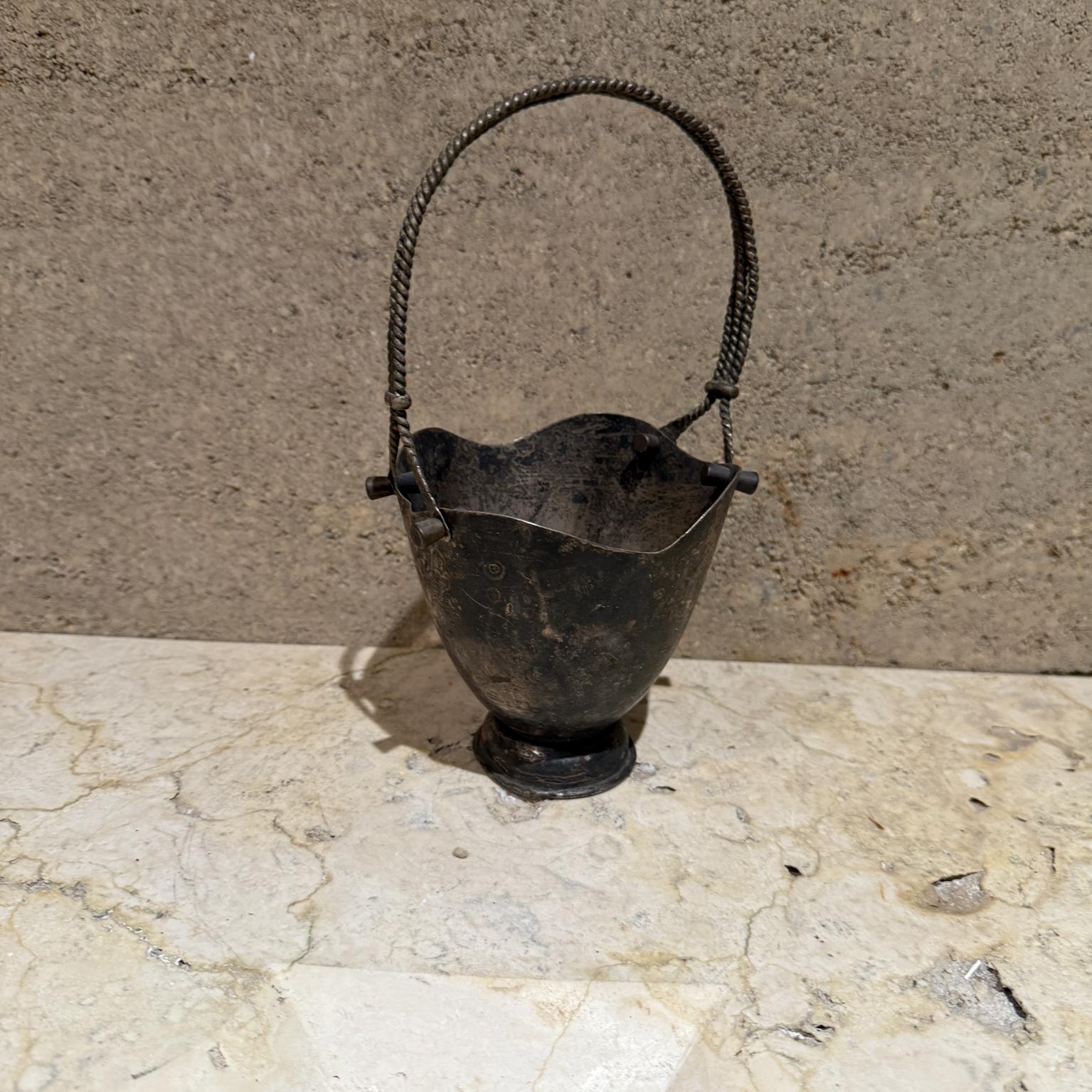 Cestino a cuore in argenteria patinata del 1960 Taxco Mexico in vendita 6