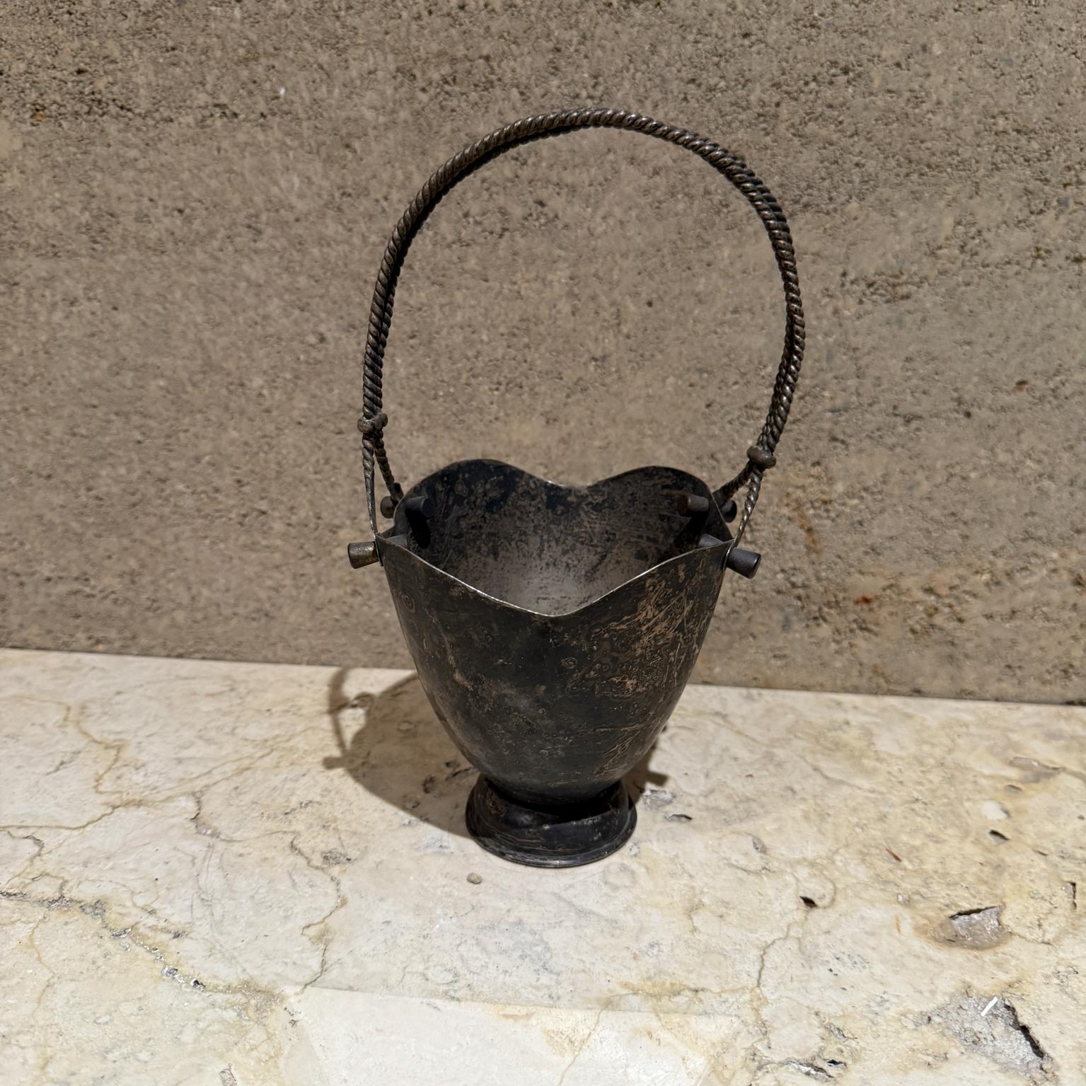 Cestino a cuore in argenteria patinata del 1960 Taxco Mexico in vendita 7