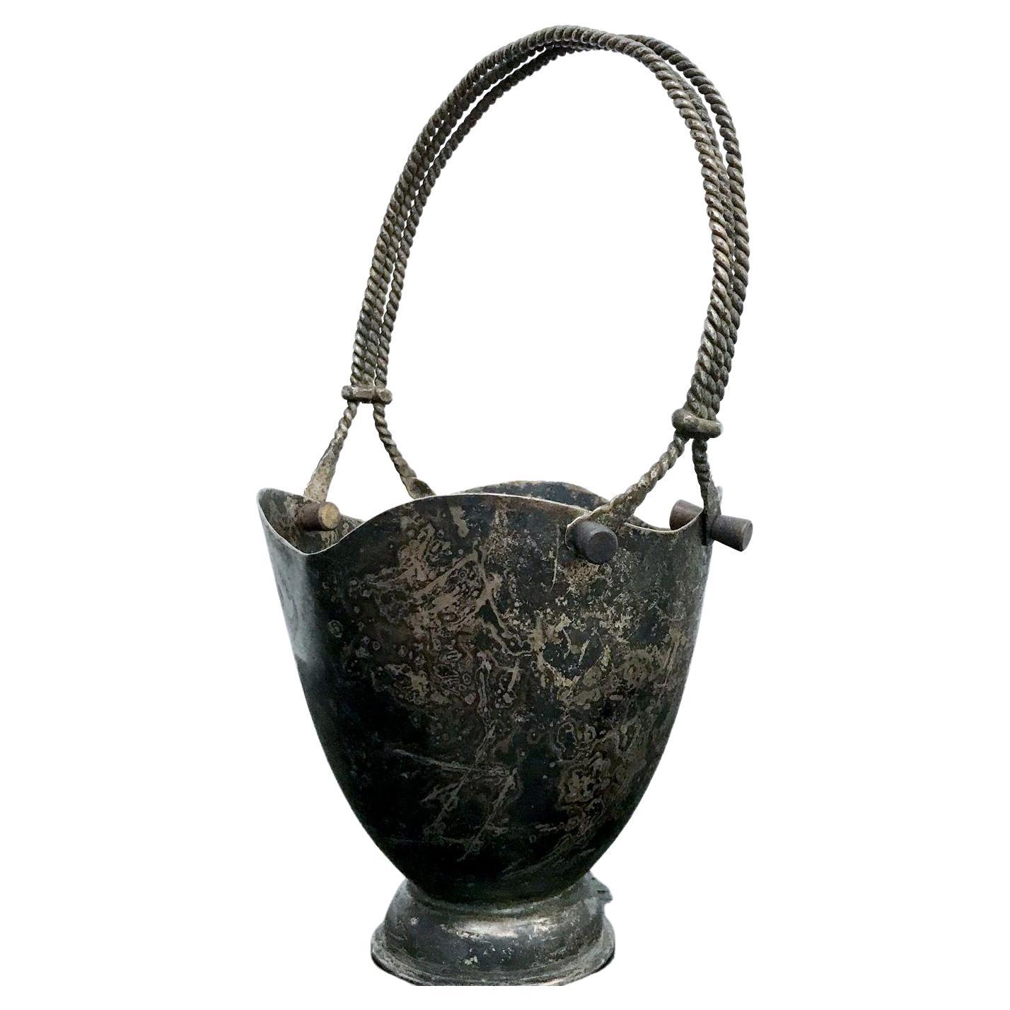 Cestino messicano patinato in argento del 1960 
nello stile di Los Castillo Mexico.
Timbro sottostante con timbro della fonderia.
9 h. x 4,75 diametro x 5 l.
Conditio sine qua non patinata.
Fai riferimento alle immagini elencate
