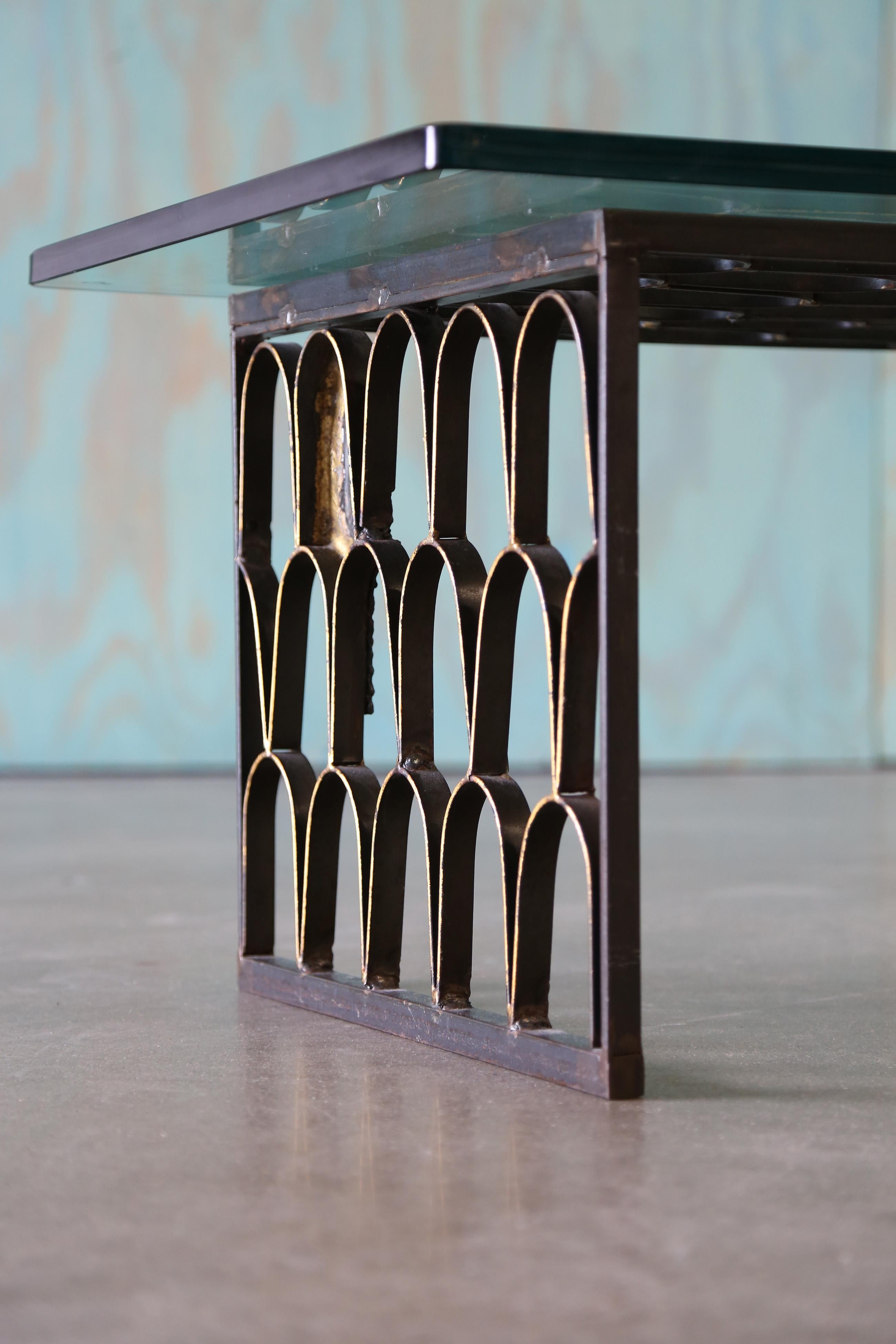1960 Paul Evans Studio Looping Tavolino Scala di Pesce Oro Dorato In condizioni discrete in vendita a Virginia Beach, VA
